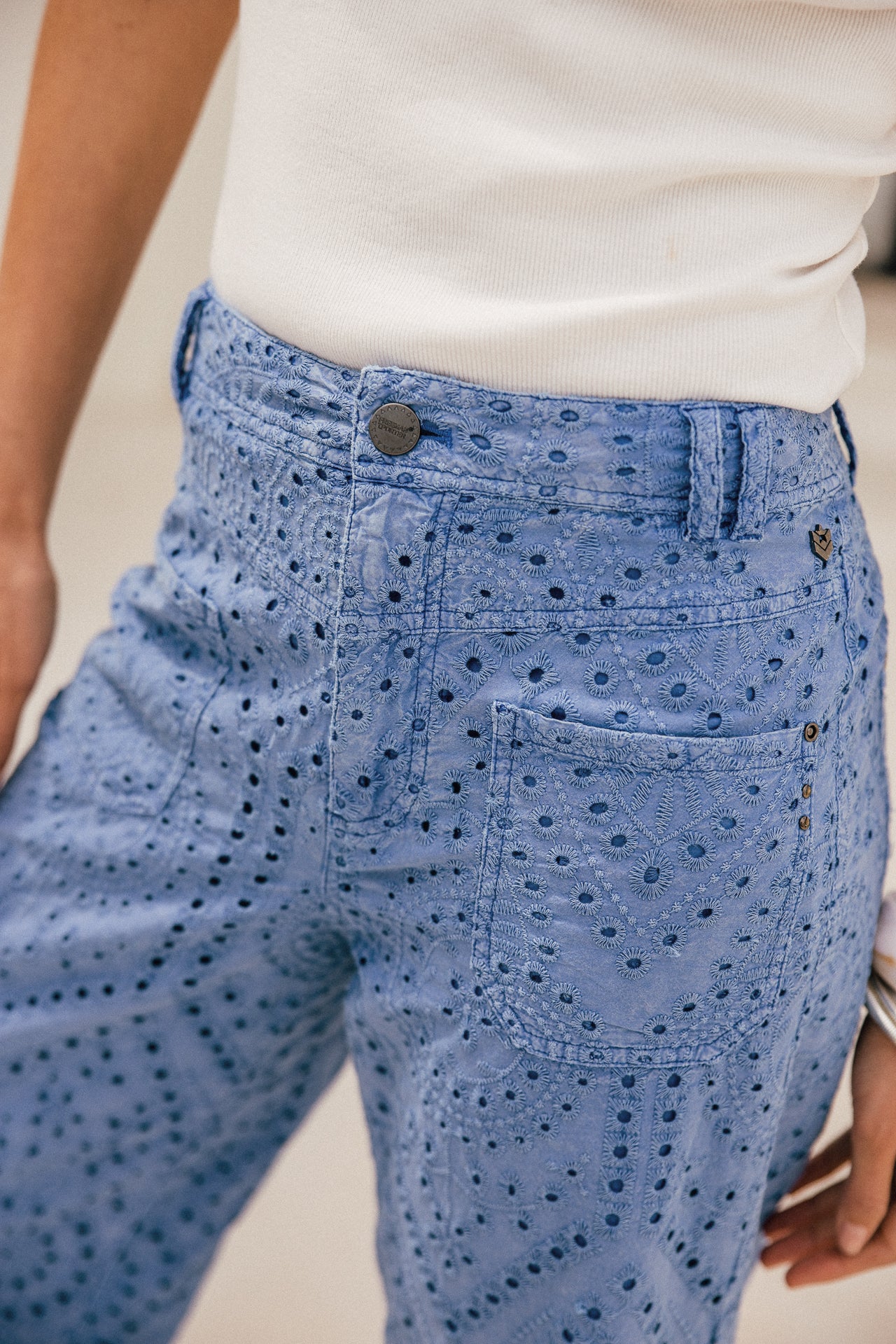 

Pantalon large brodé à fourche basse  Femme Alice Embroidery denim blue | Freeman T. Porter
