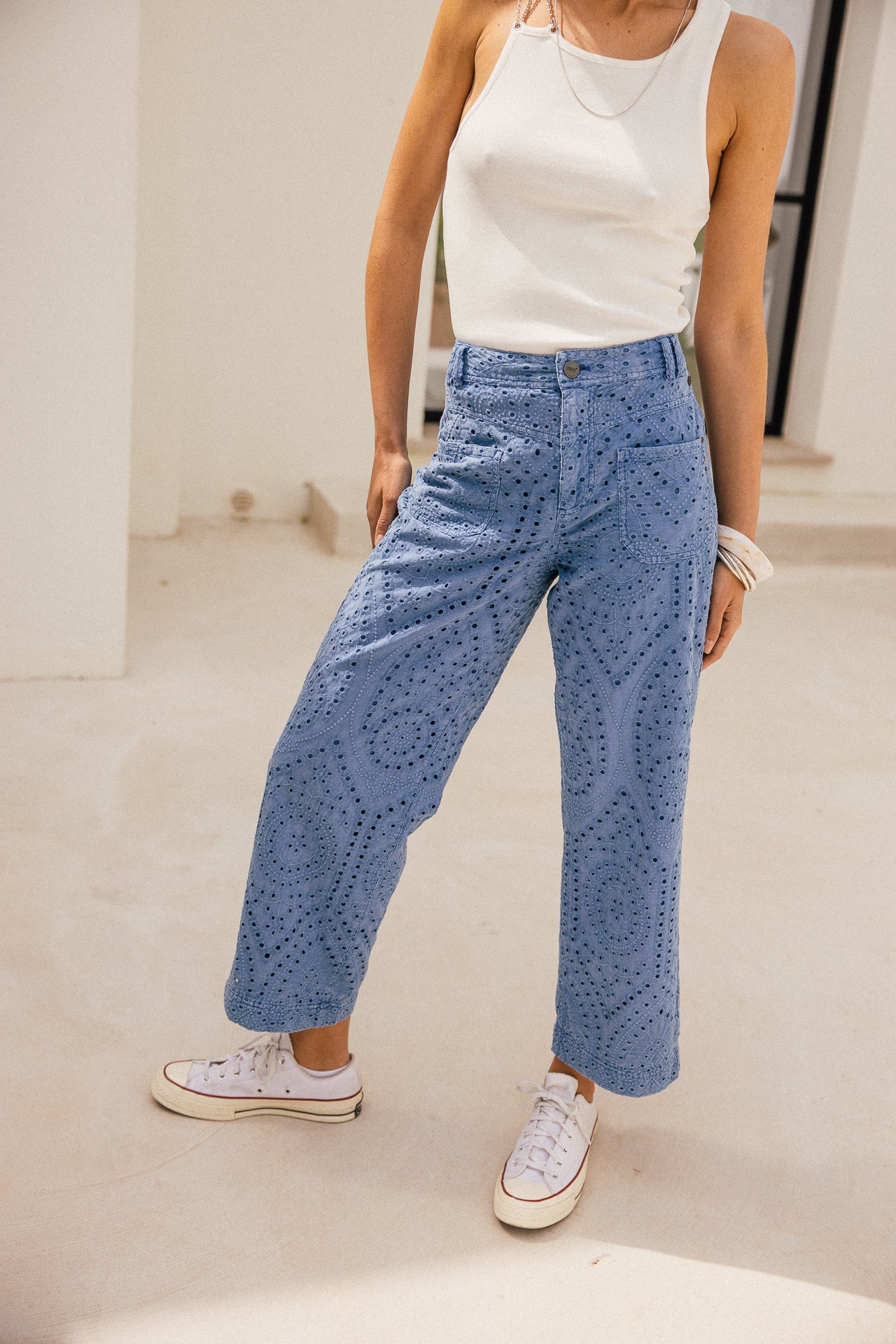 

Pantalon large brodé à fourche basse  Femme Alice Embroidery denim blue | Freeman T. Porter