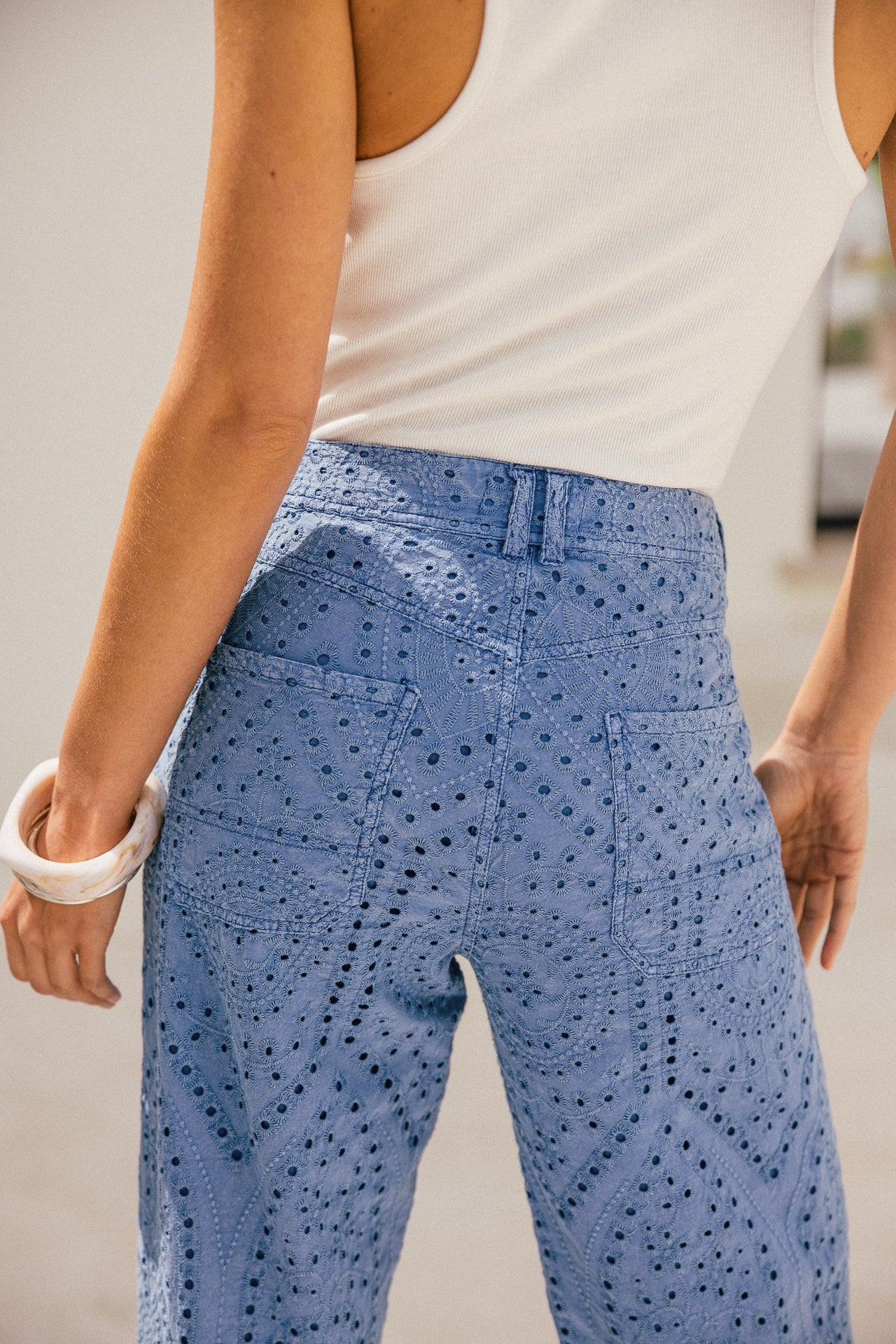 

Pantalon large brodé à fourche basse  Femme Alice Embroidery denim blue | Freeman T. Porter