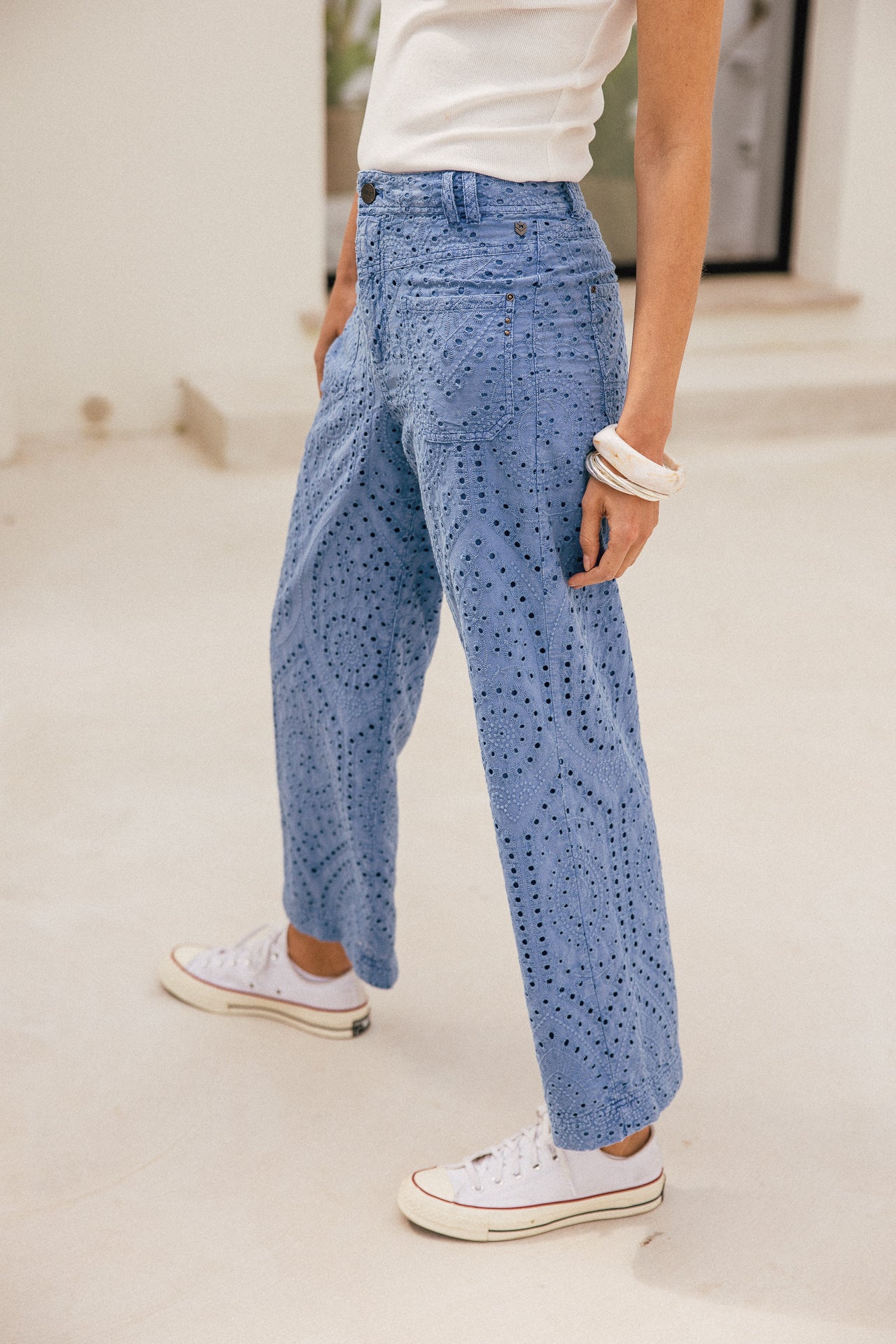 

Pantalon large brodé à fourche basse  Femme Alice Embroidery denim blue | Freeman T. Porter