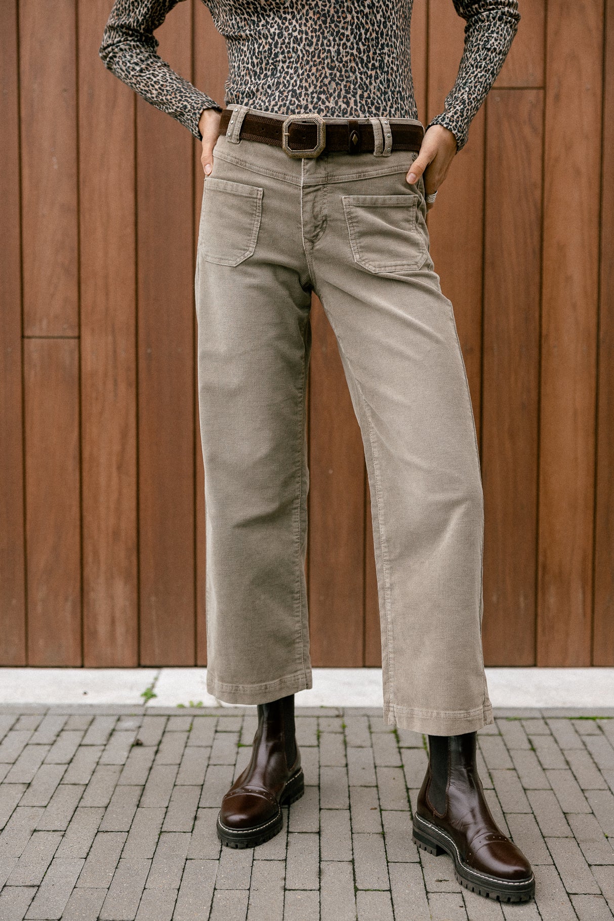   
            

Pantalon cropped large à revers Femme Alice Needlecord kelp | Freeman T. Porter
          