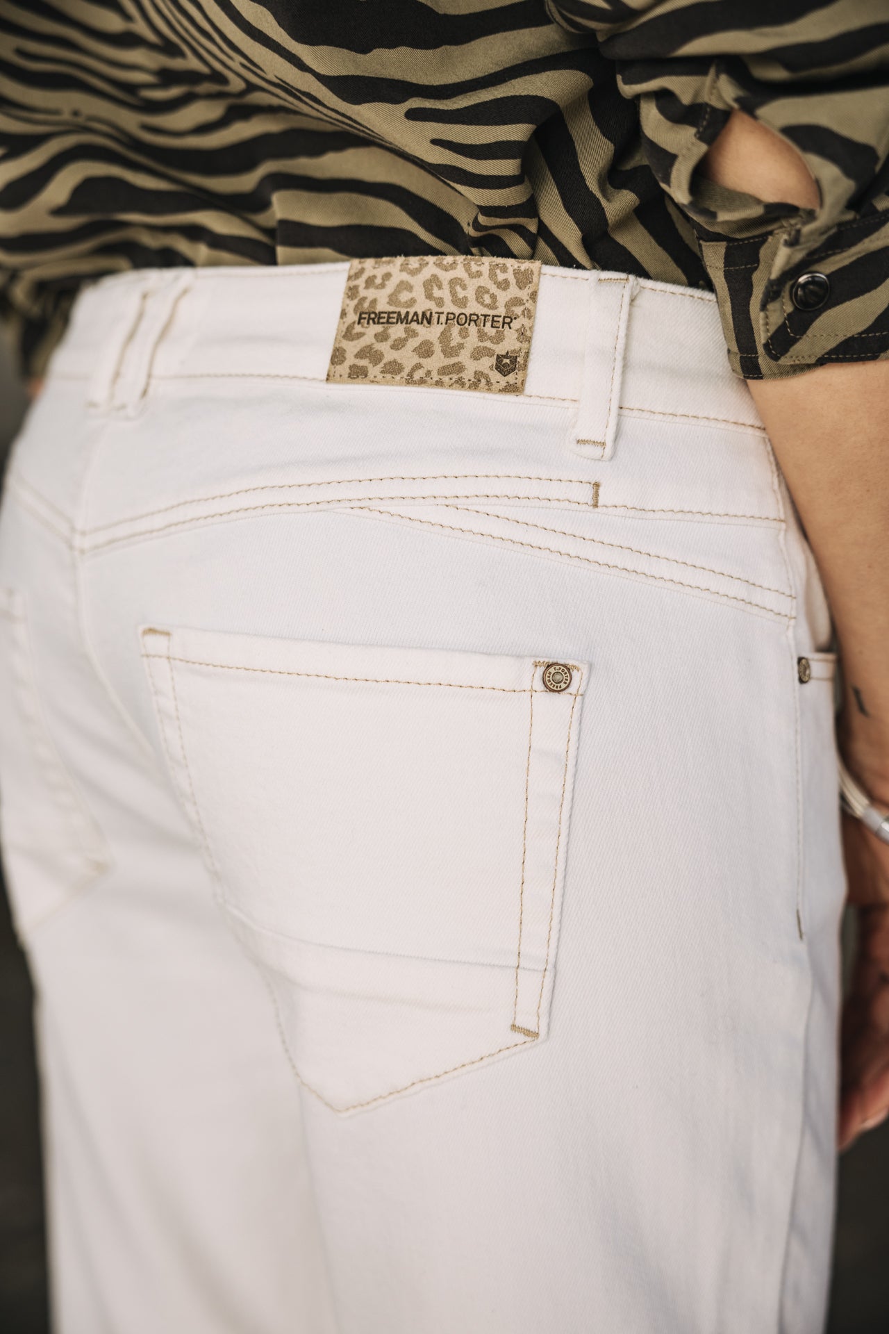 

Pantalon cropped Femme Sophy Andalousia off white | Freeman T. Porter