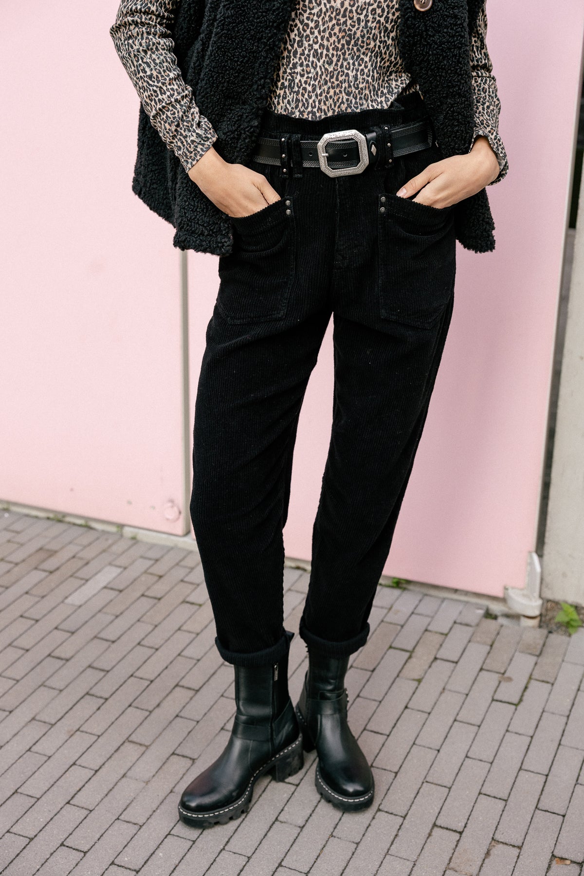  
            

High-Waist-Cordhose Damen Joyce Veluto black | Freeman T. Porter
          