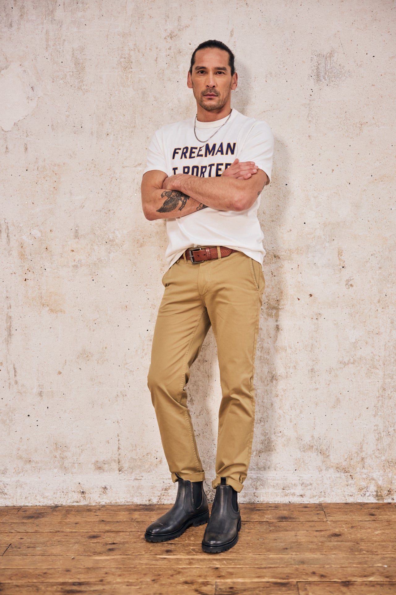 homme avec pantalon chino