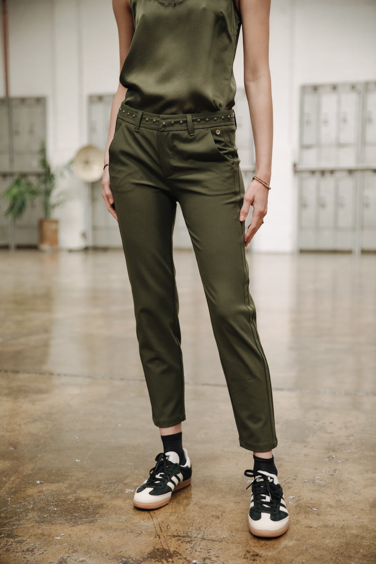 

Pantalón city slim Mujer Claudia Polyneo tea leaf | Freeman T. Porter