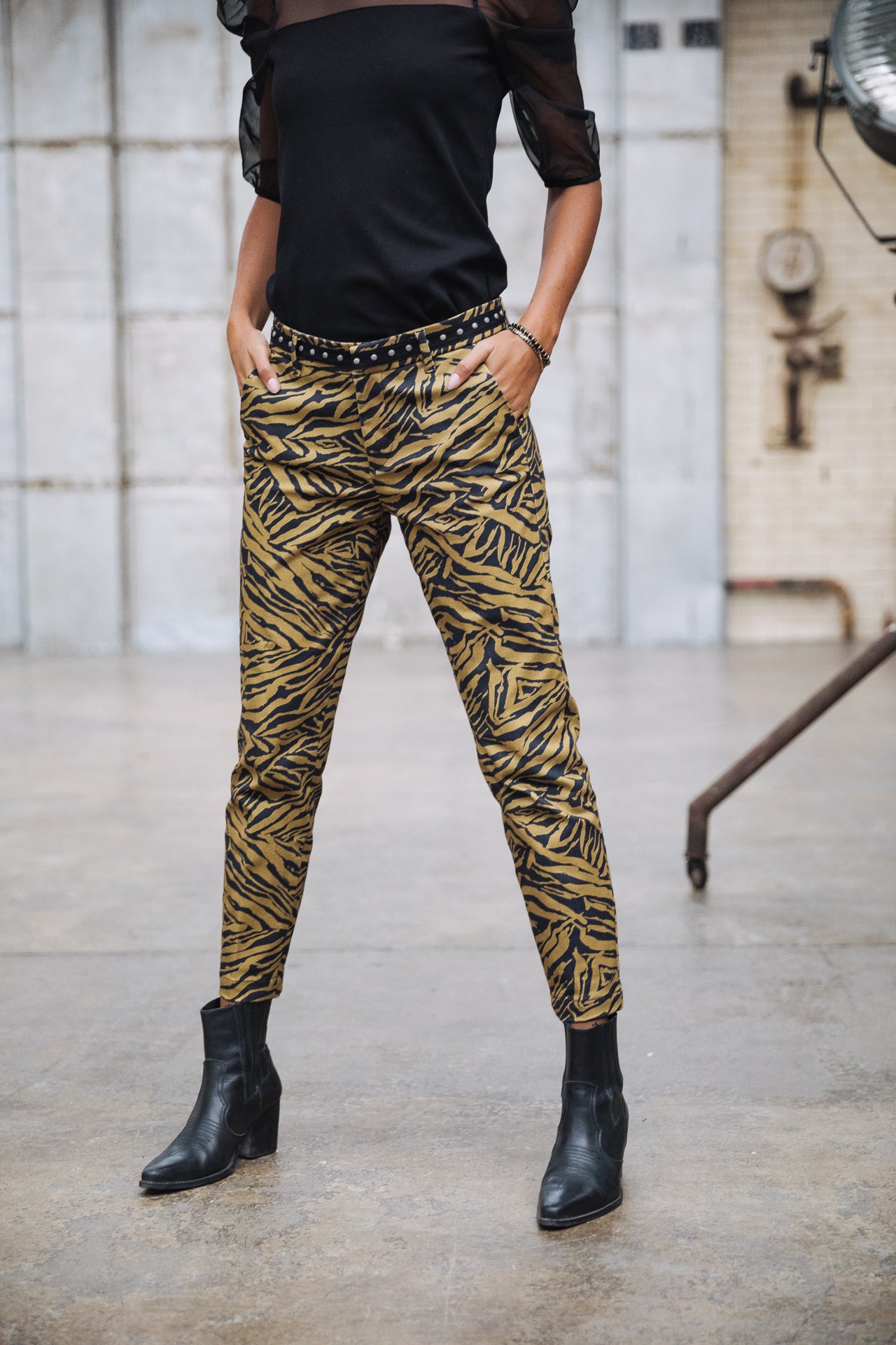 

Pantalon city slim Woman Claudia Savana original | Freeman T. Porter