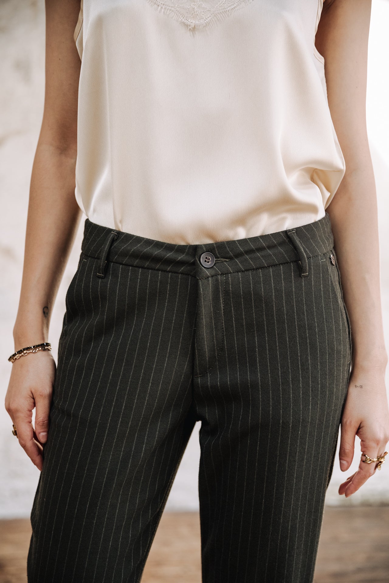 

Pantalon city slim Femme Claudia Buren Khaki forest night | Freeman T. Porter