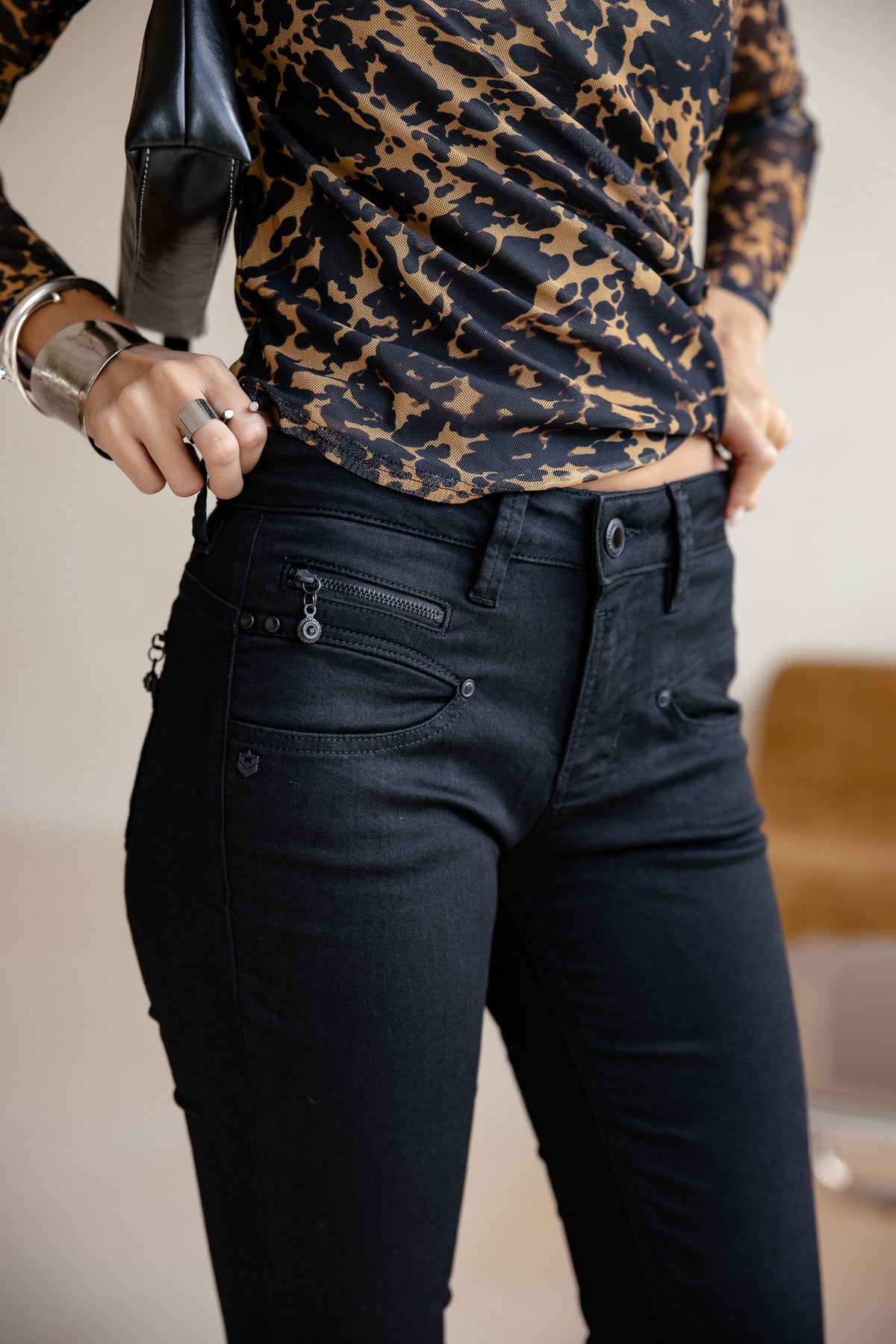 
              

Slim fit jeans met middelhoge taille 7/8 Dames Alexa High Waist Cropped black | Freeman T. Porter
            