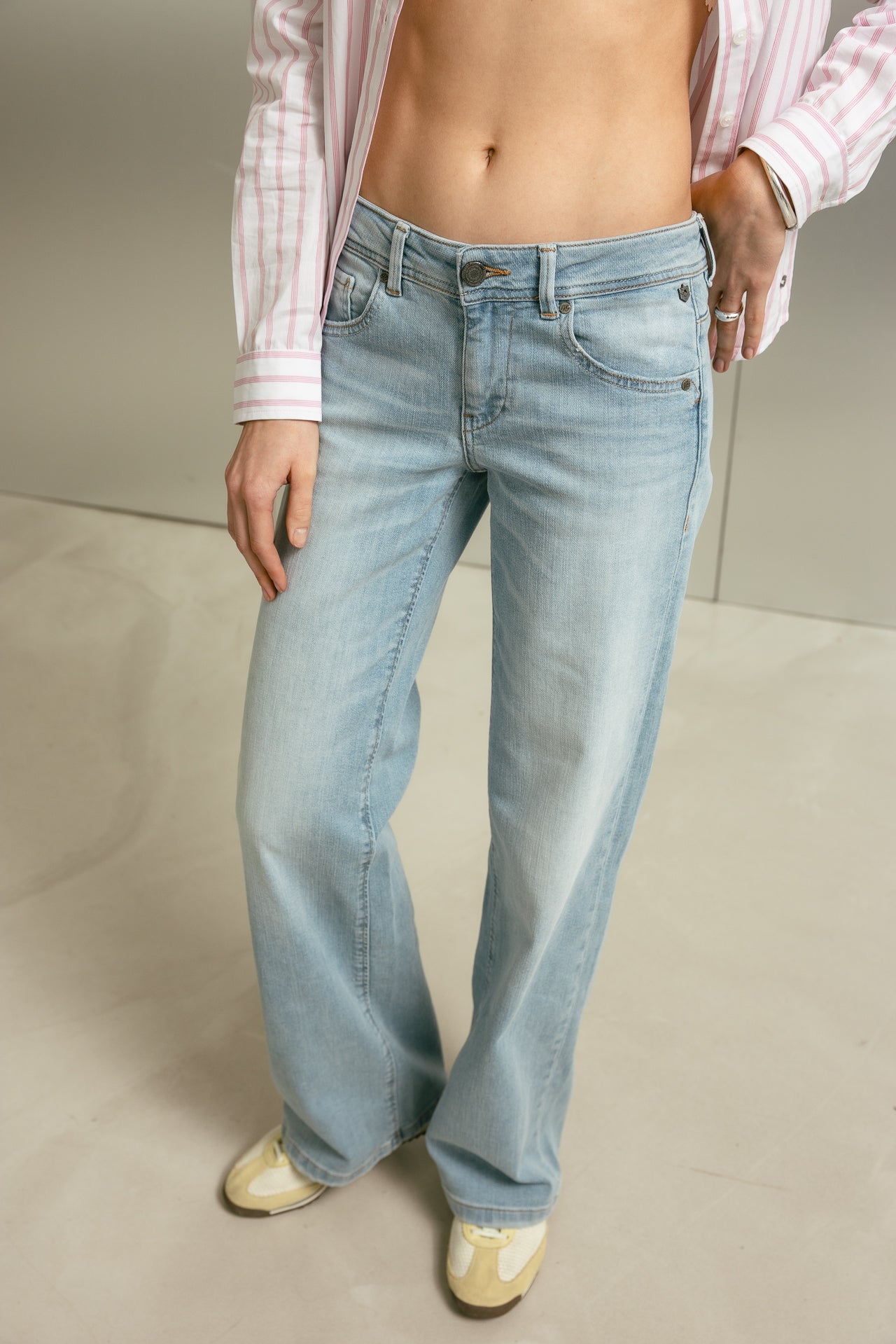   
            

Jeans large taille basse Femme Agatha samba light | Freeman T. Porter
          