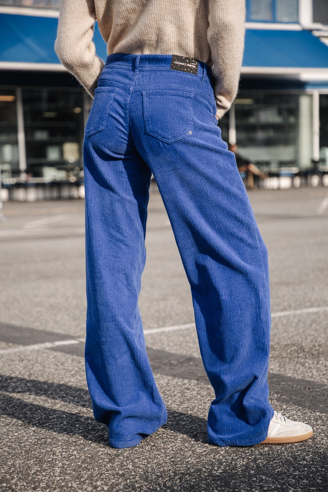 

Weite Low Rise Hose Damen Agatha Veluto mazarine blue | Freeman T. Porter