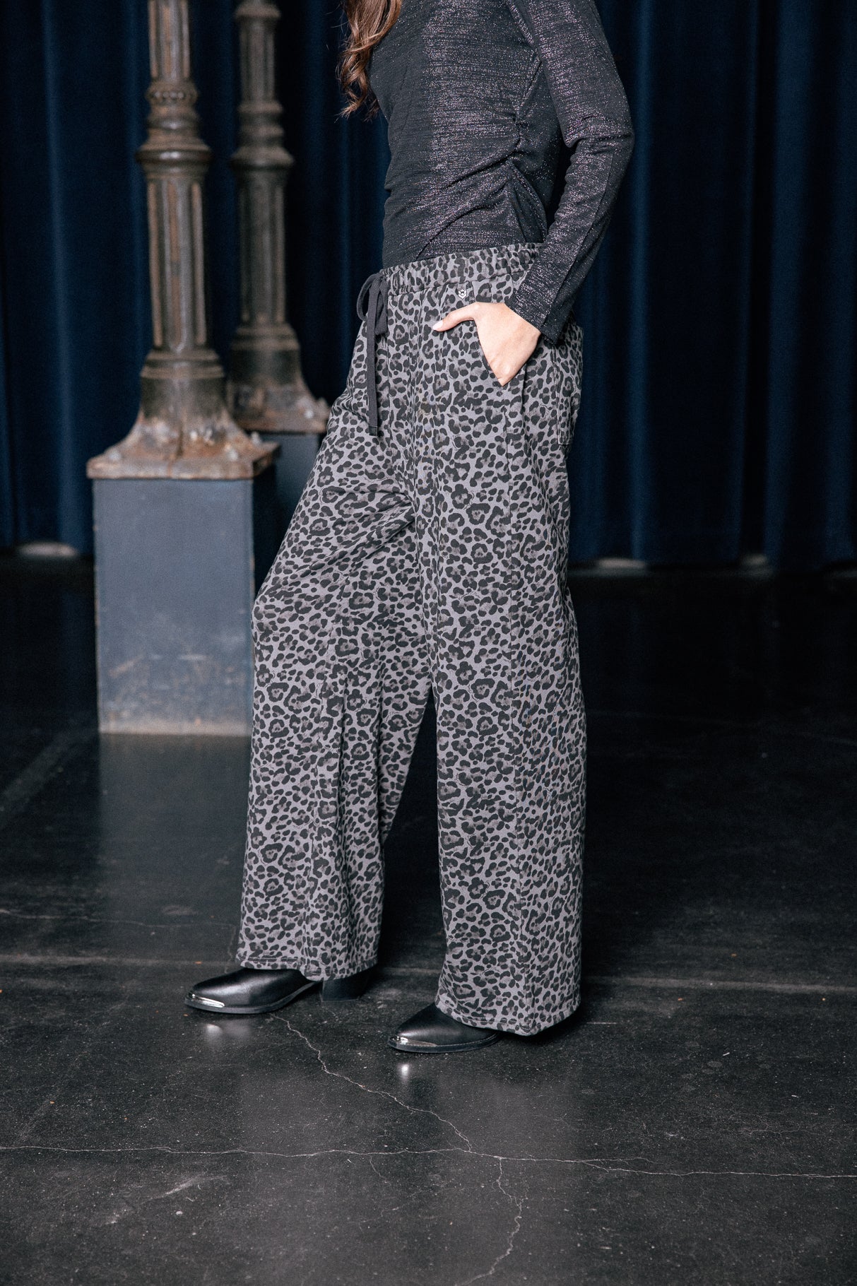 

Printed jogger pants Women Vamor Leo grey | Freeman T. Porter