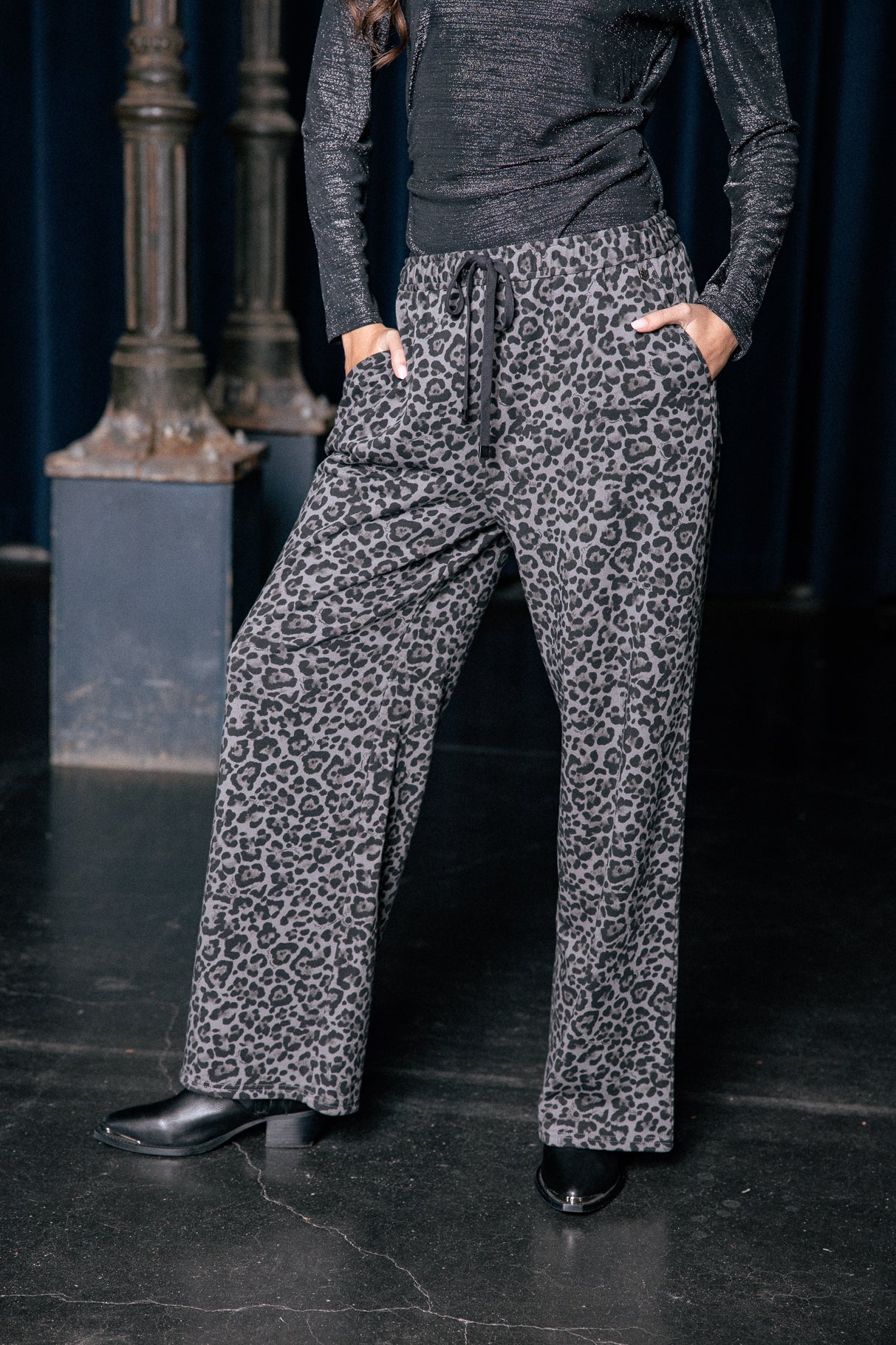 

Printed jogger pants Women Vamor Leo grey | Freeman T. Porter