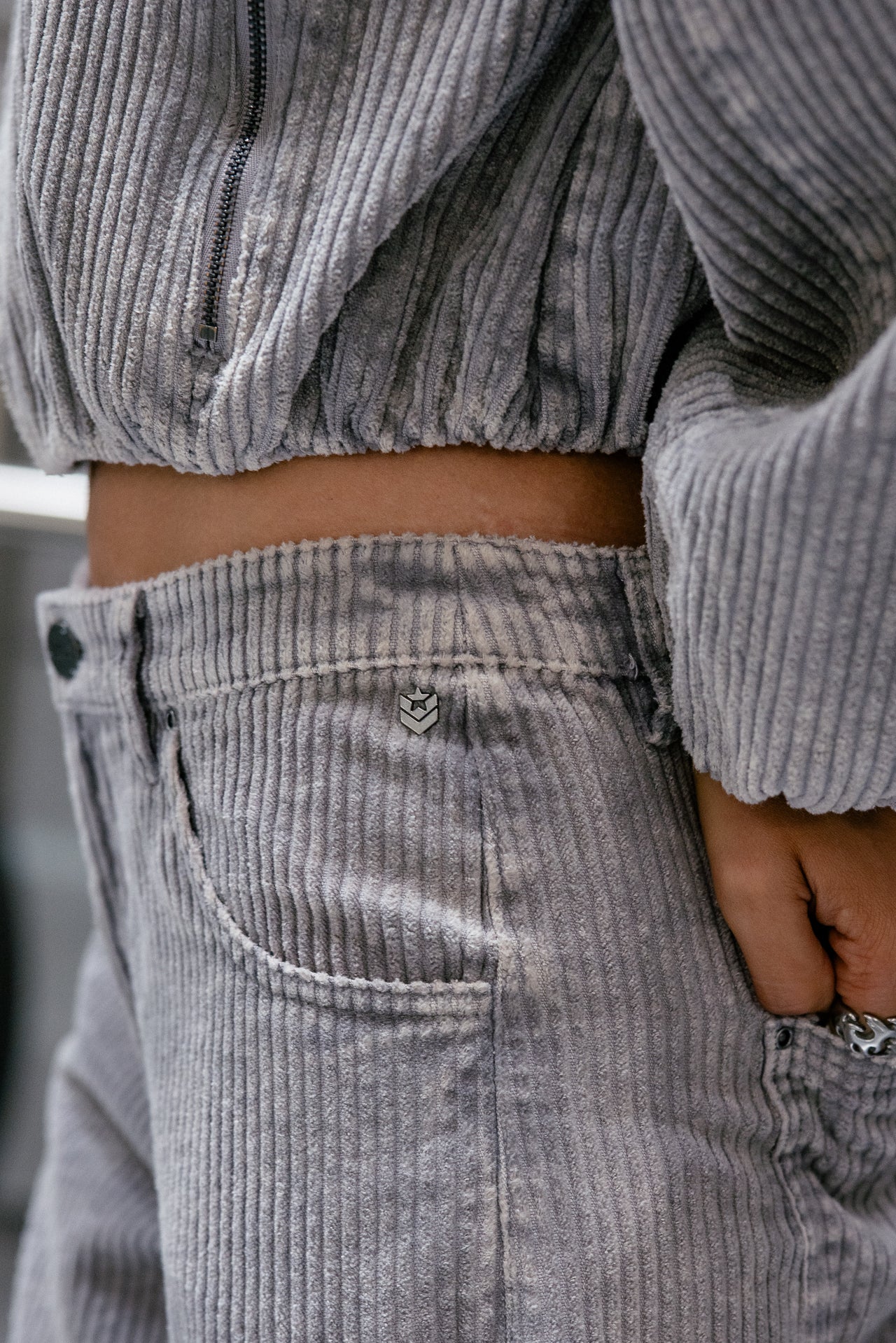 
              

Barrel-Hose aus Samt Damen April Polar charcoal grey | Freeman T. Porter
            