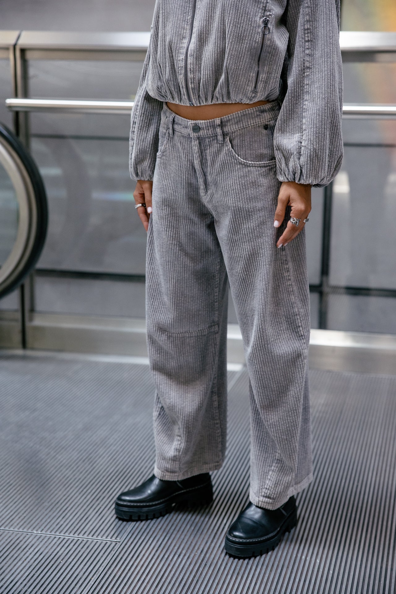 

Pantalón barrel de terciopelo Mujer April Polar charcoal grey | Freeman T. Porter