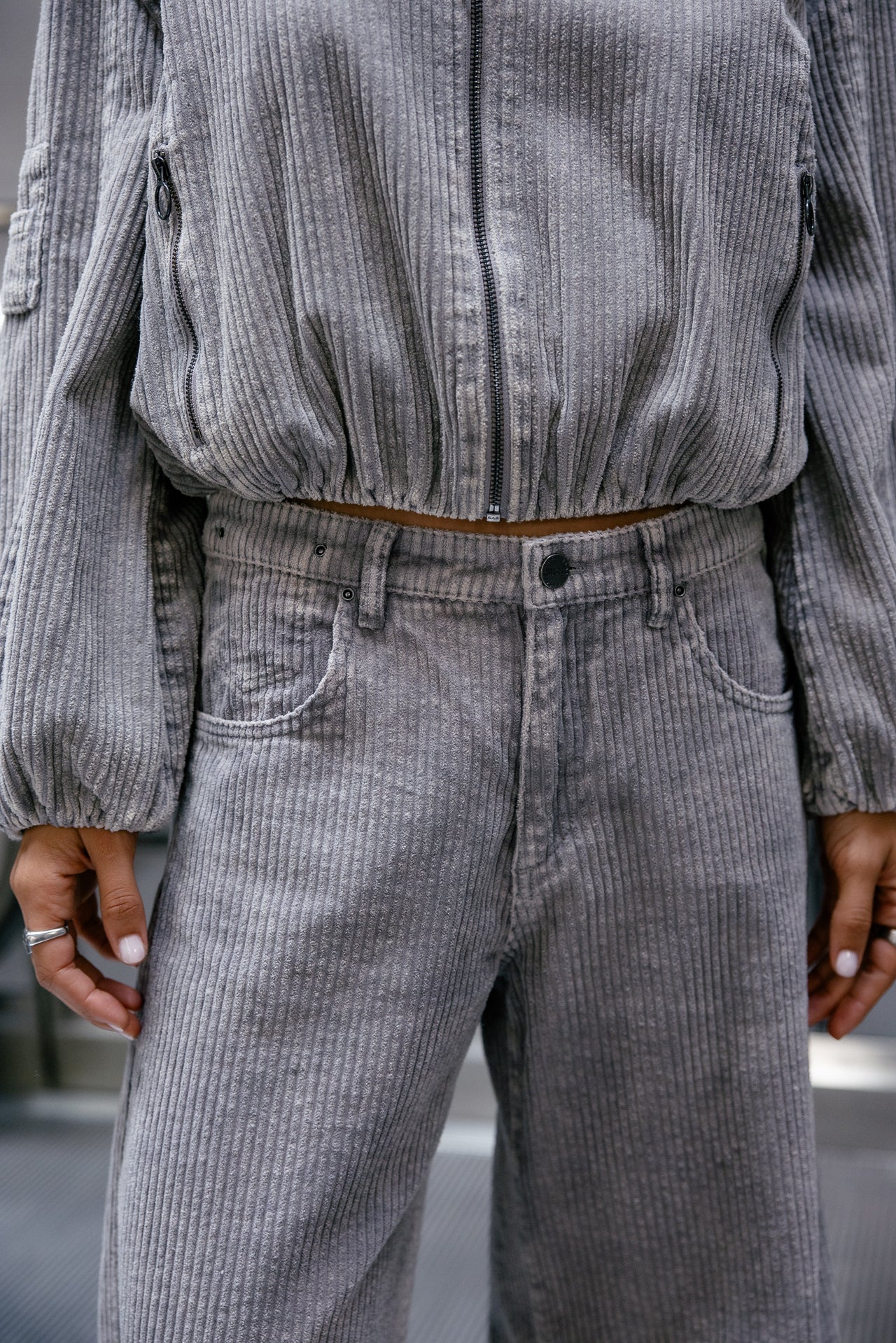 

Pantalón barrel de terciopelo Mujer April Polar charcoal grey | Freeman T. Porter