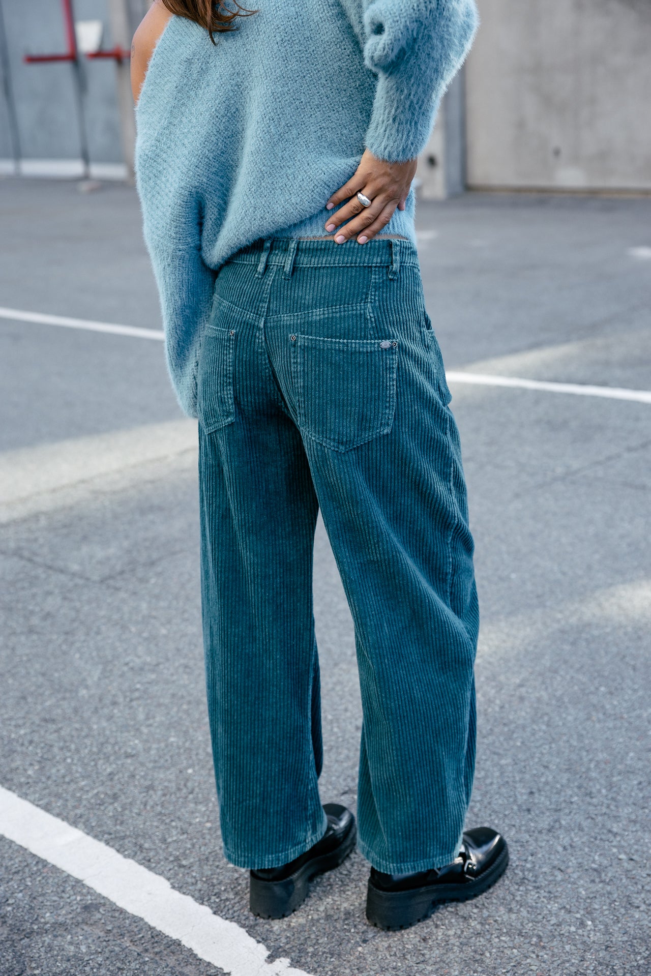 
              

Pantalon Barrel en velours Femme April Polar green gables | Freeman T. Porter
            