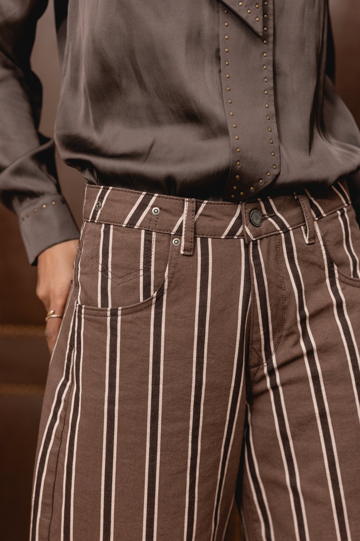 
              

Pantalon Barrel taille mi-haute Femme April Valeria chocolate brown | Freeman T. Porter
            
