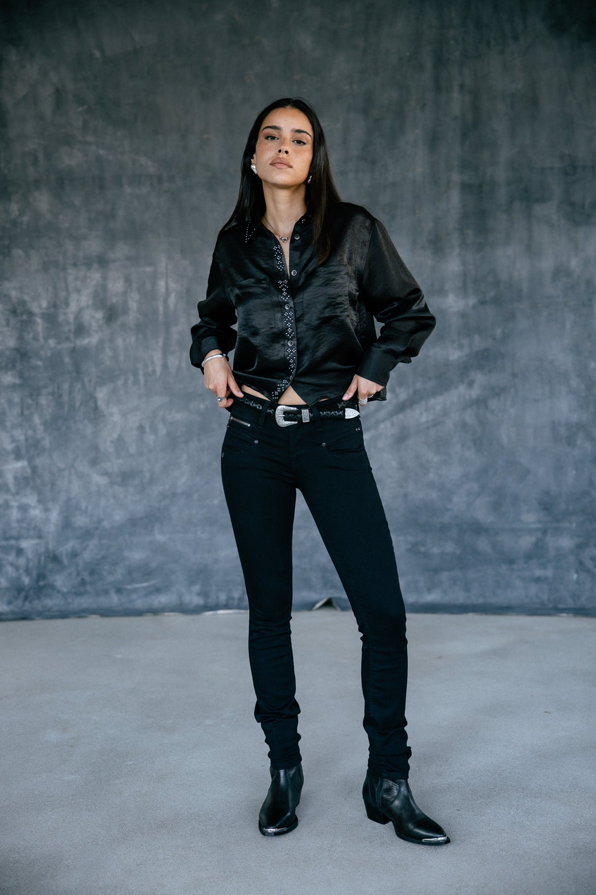   
            

Röhrenjeans Frau Alexa Slim black | Freeman T. Porter
          
