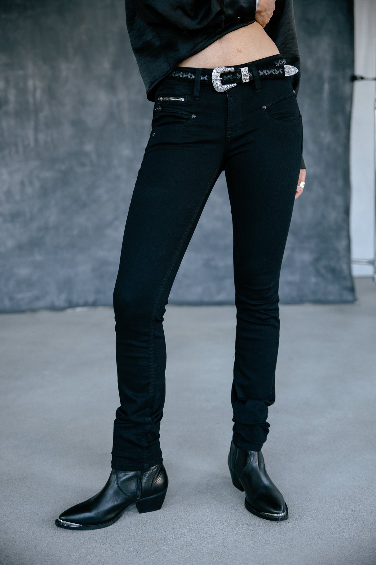 
              

Röhrenjeans Frau Alexa Slim black | Freeman T. Porter
            