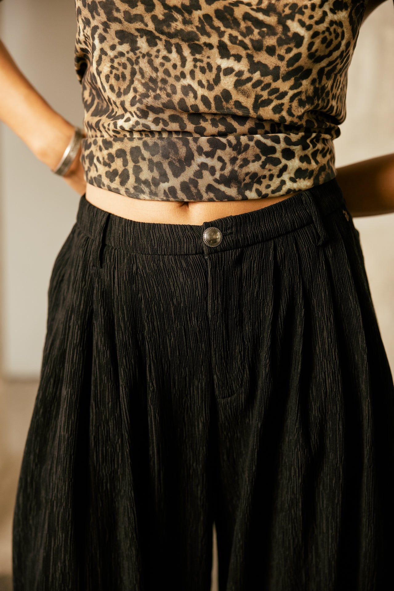 
              

Pantalon large taille haute fluide légèrement côtelé Femme Drew Broody black | Freeman T. Porter
            