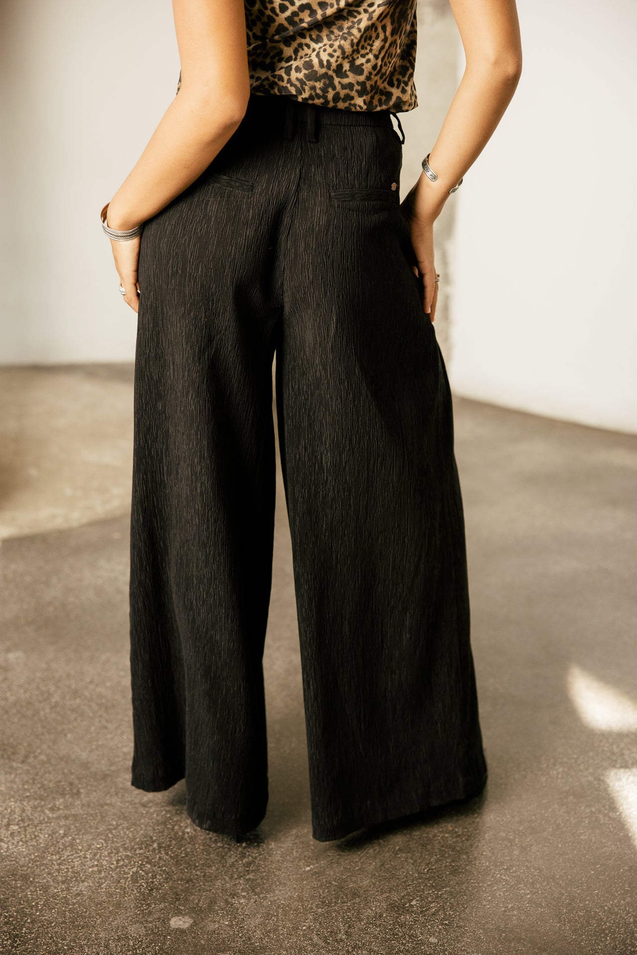 

Pantalon large taille haute fluide légèrement côtelé Femme Drew Broody black | Freeman T. Porter