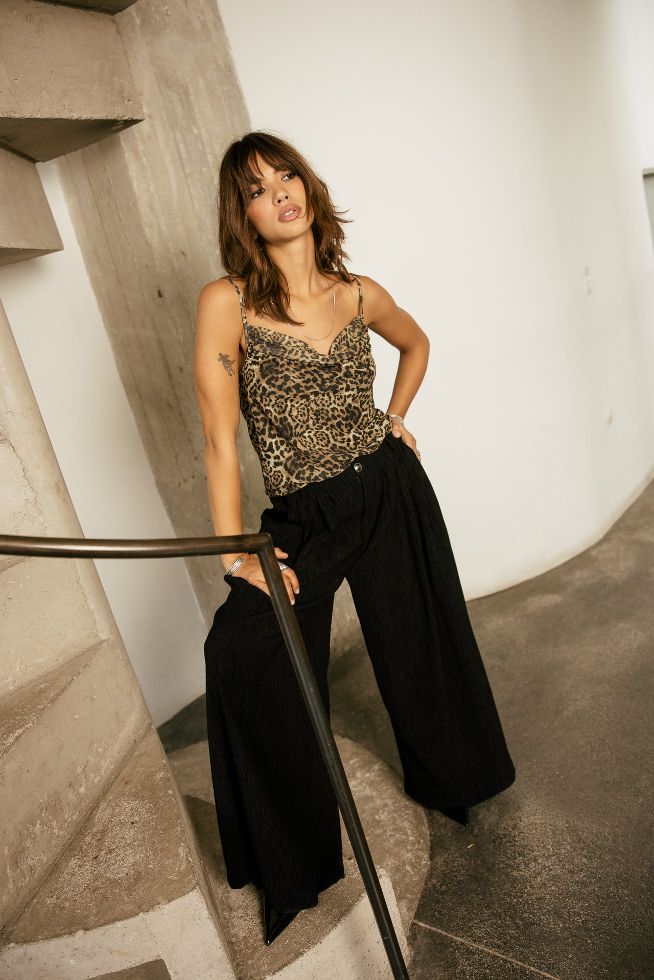 

Pantalon large taille haute fluide légèrement côtelé Femme Drew Broody black | Freeman T. Porter