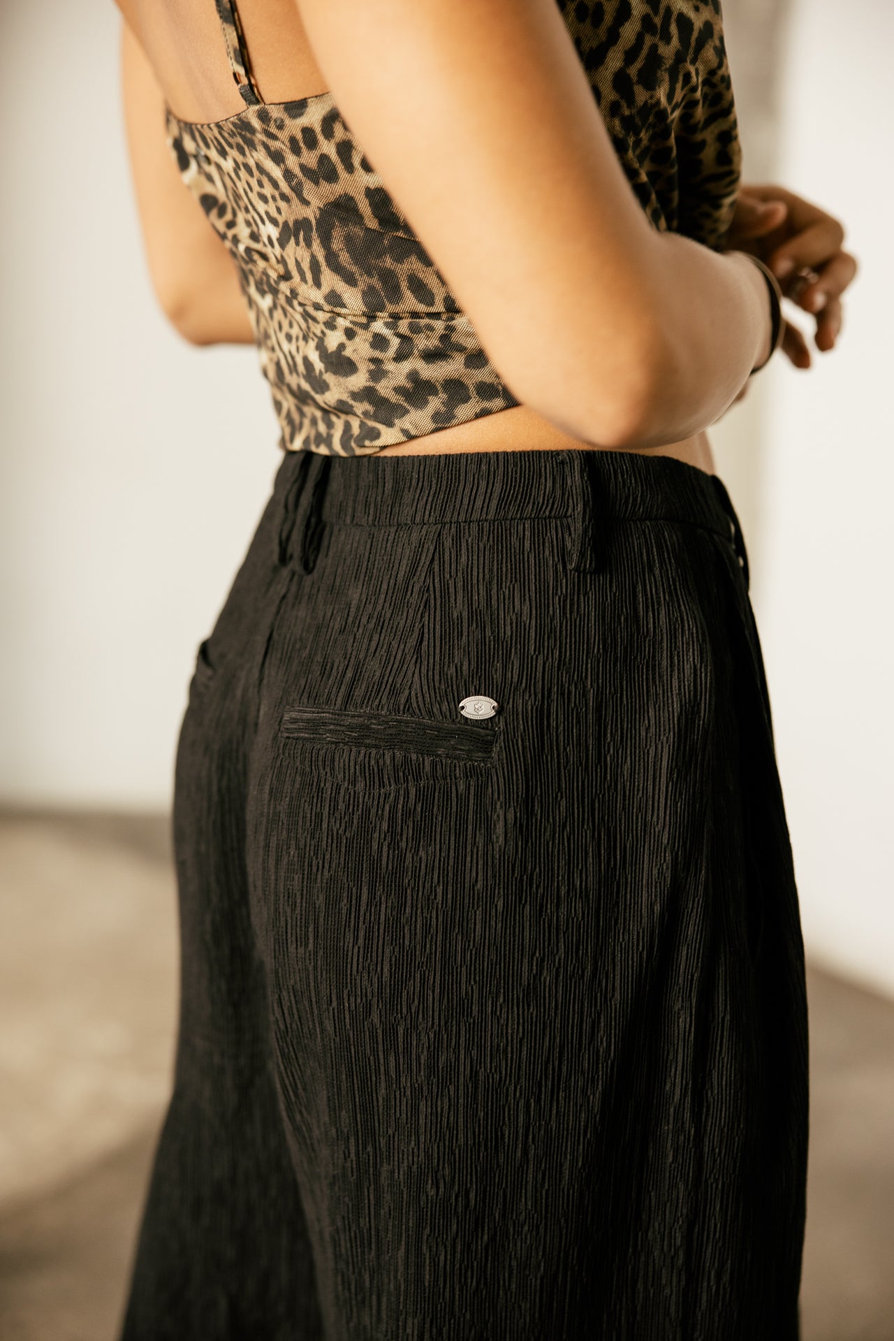 

Pantalon large taille haute fluide légèrement côtelé Femme Drew Broody black | Freeman T. Porter