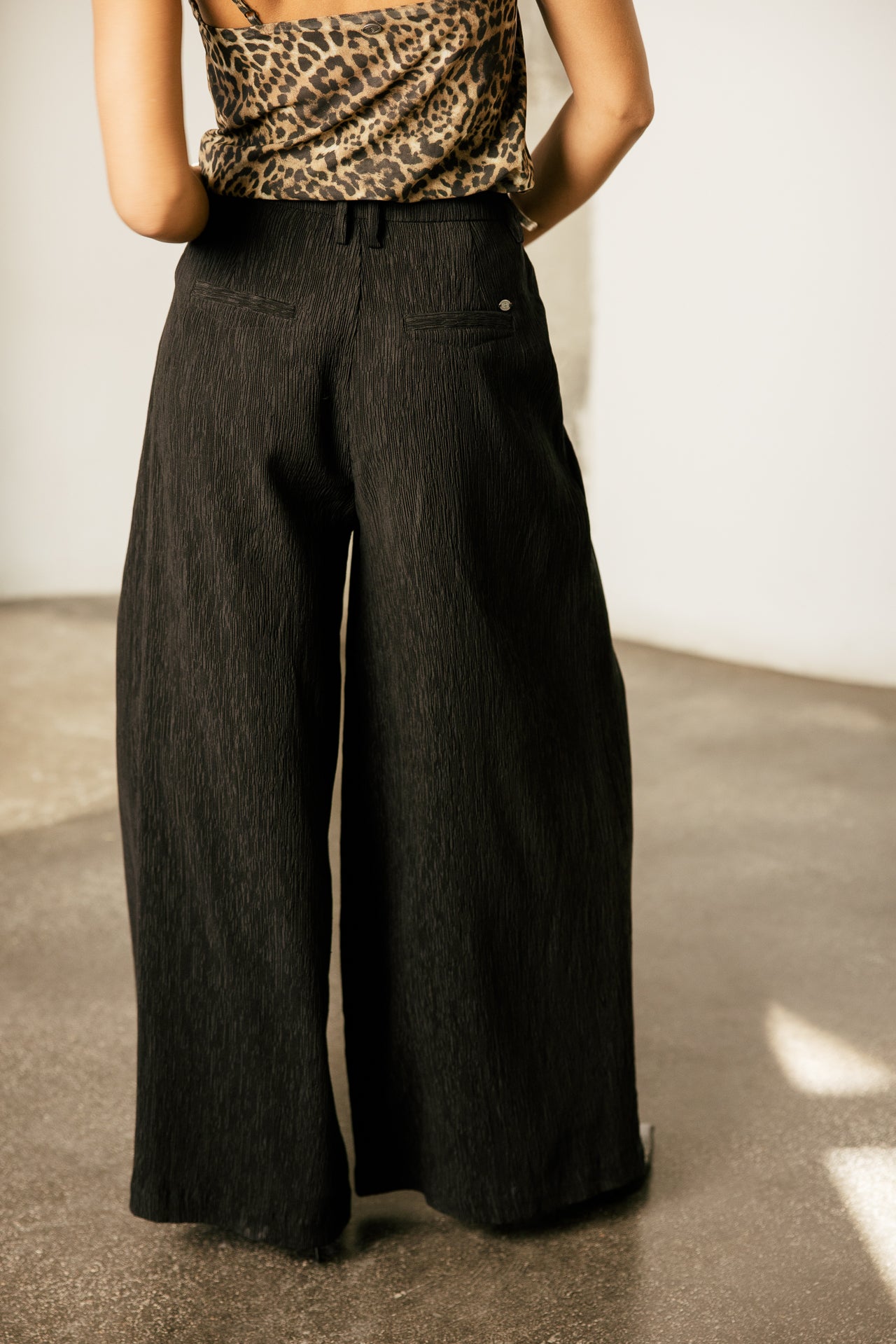 

Pantalon large taille haute fluide légèrement côtelé Femme Drew Broody black | Freeman T. Porter