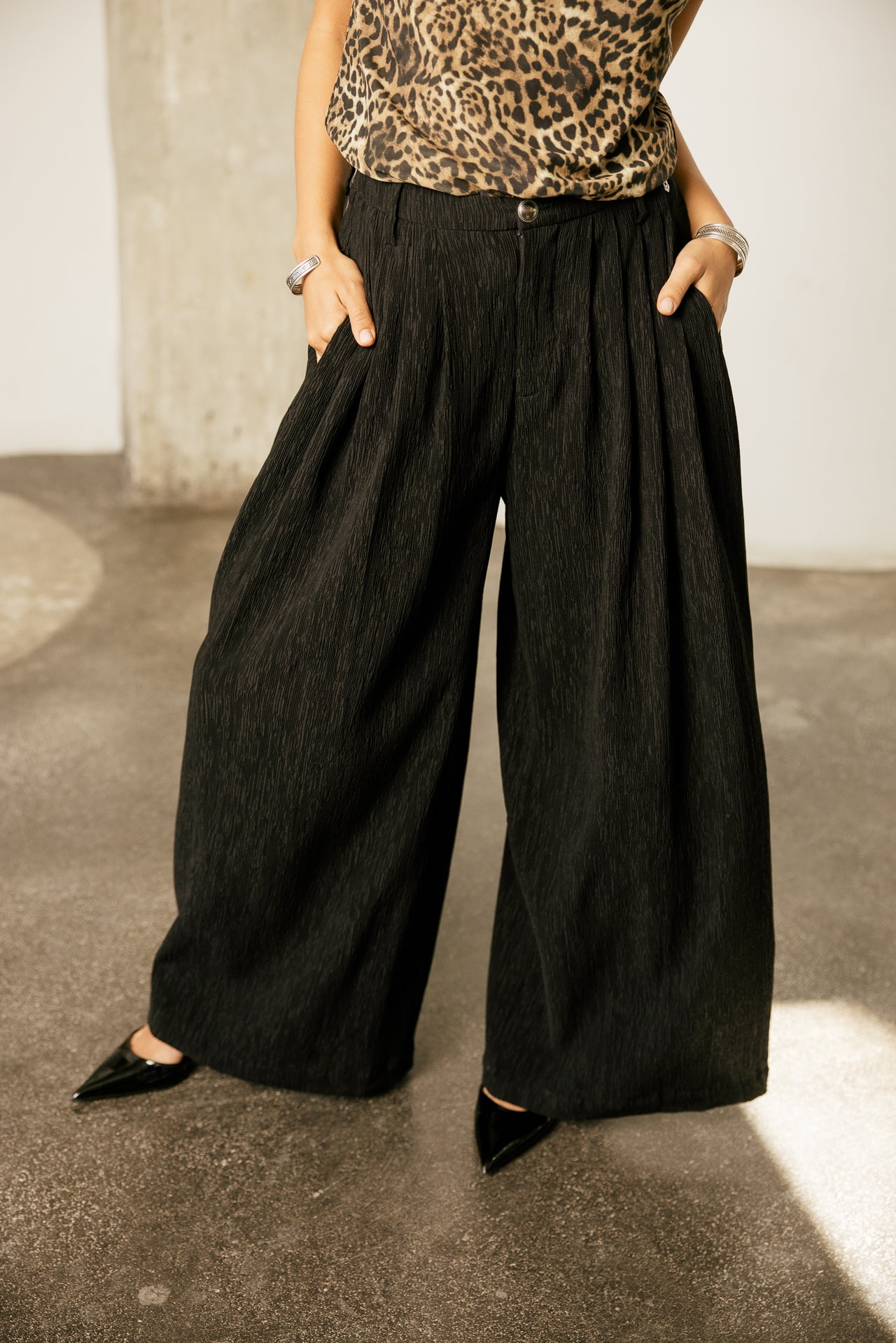 

Pantalon large taille haute fluide légèrement côtelé Femme Drew Broody black | Freeman T. Porter