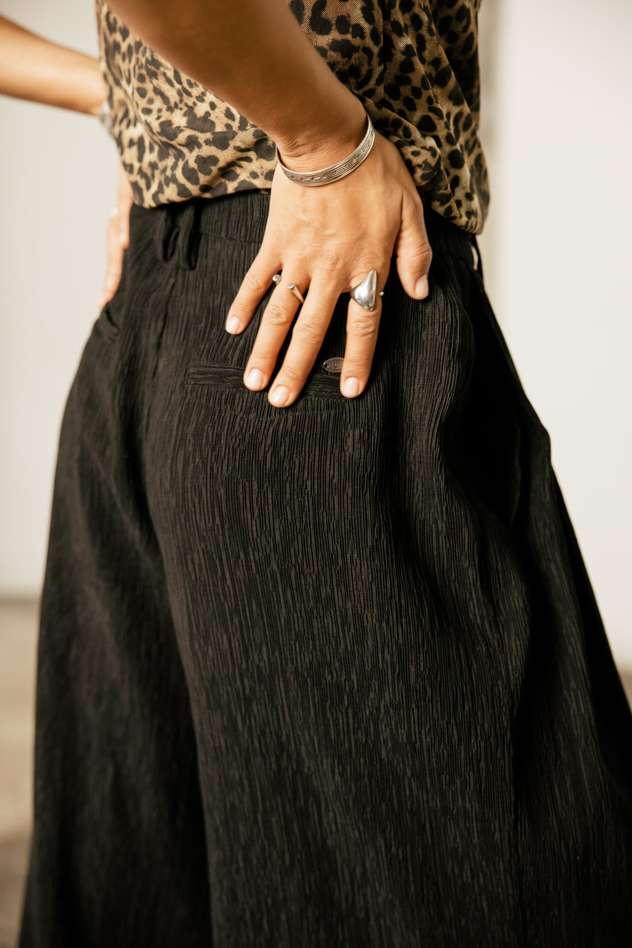 

Pantalon large taille haute fluide légèrement côtelé Femme Drew Broody black | Freeman T. Porter