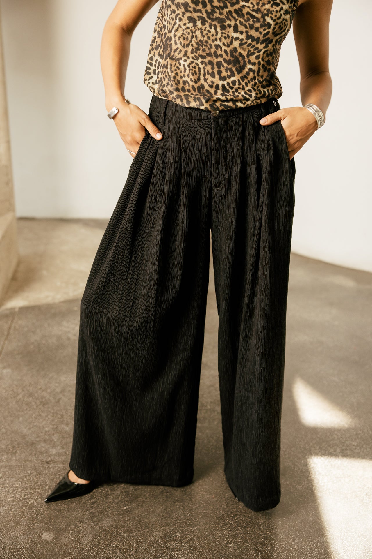 

Pantalon large taille haute fluide légèrement côtelé Femme Drew Broody black | Freeman T. Porter