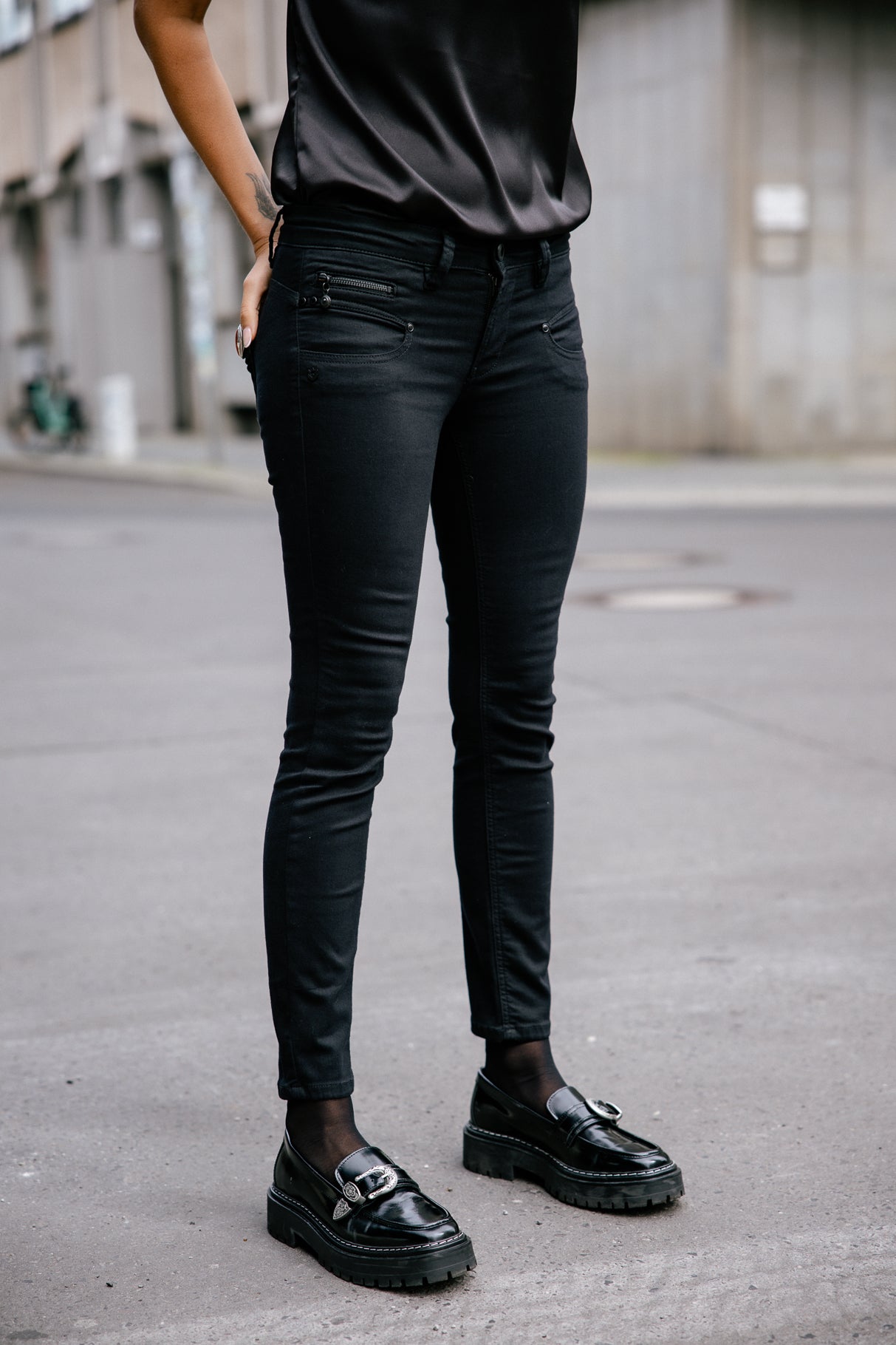 

Röhrenjeans Frau Alexa Cropped black | Freeman T. Porter