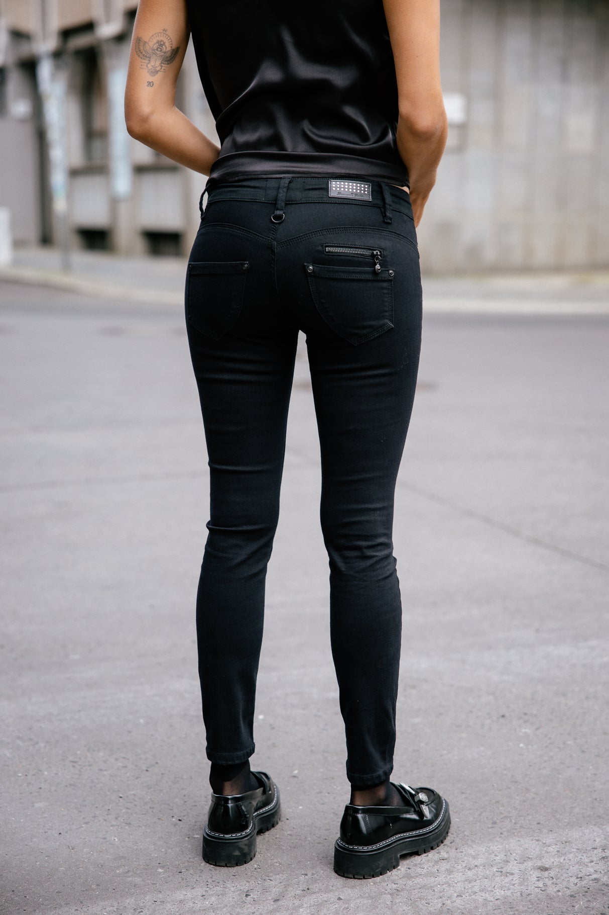

Röhrenjeans Frau Alexa Cropped black | Freeman T. Porter