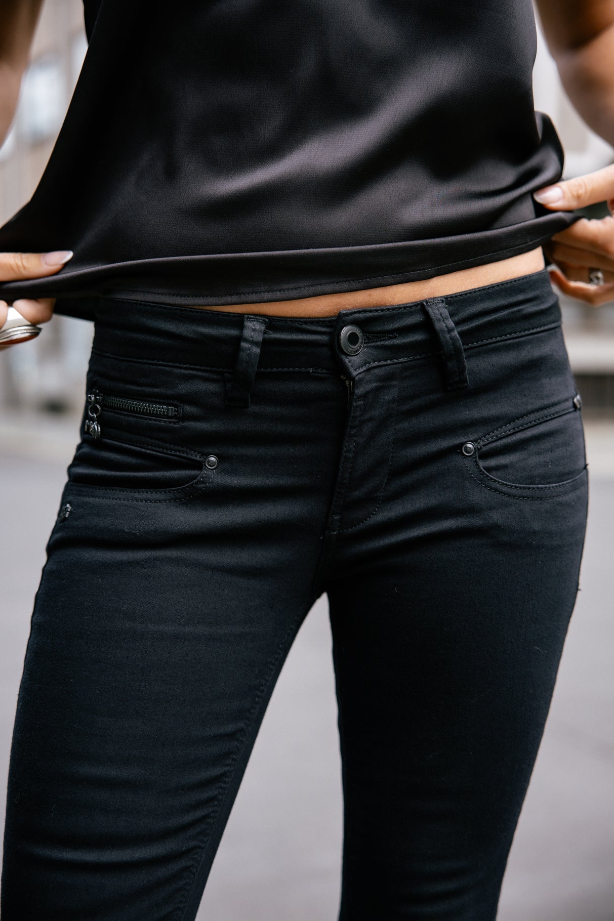 

Röhrenjeans Frau Alexa Cropped black | Freeman T. Porter
