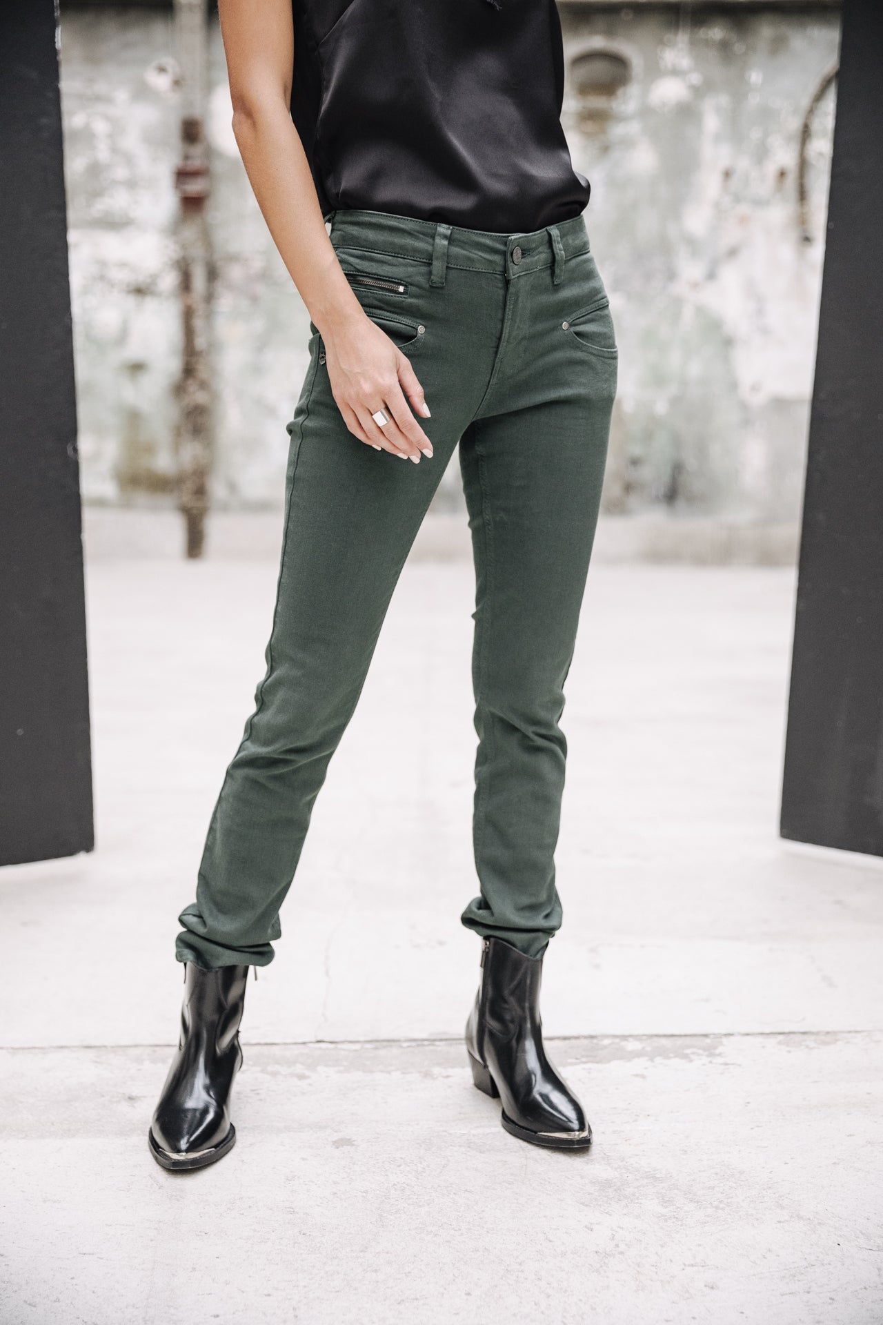 
              

Pantalon slim taille haute Femme Alexa High Waist New Magic Color green gables | Freeman T. Porter
            