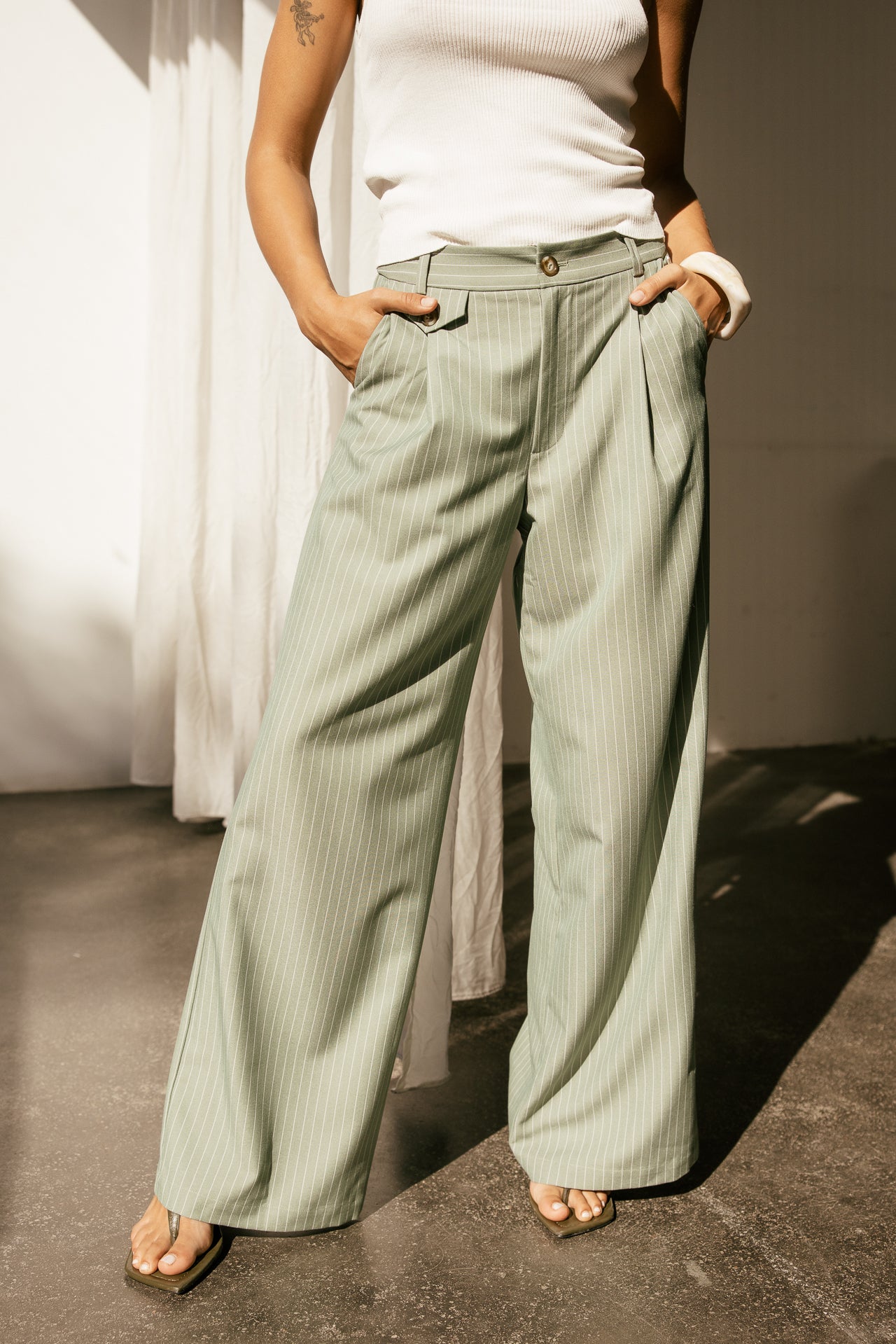   
            

Pantalon large taille haute rayé à pinces Femme Alison Looney lily pad | Freeman T. Porter
          