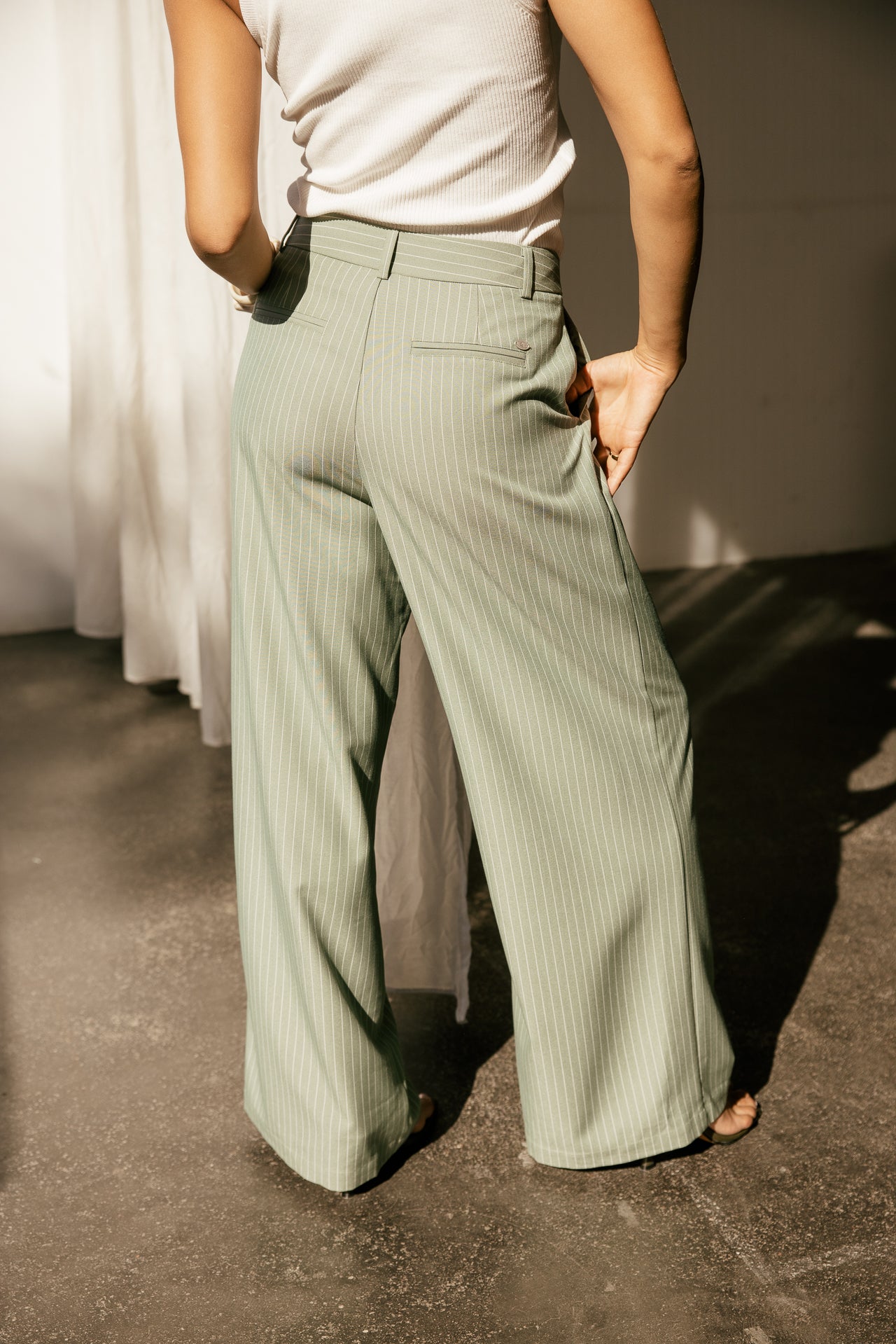 
              

Pantalon large taille haute rayé à pinces Femme Alison Looney lily pad | Freeman T. Porter
            