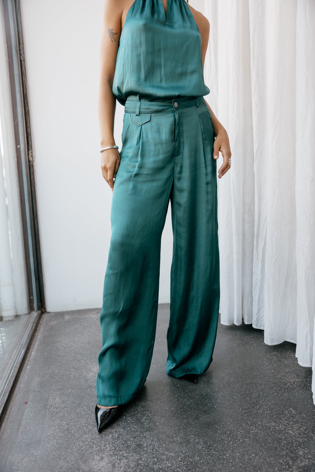 

Pantalon large taille haute à l'aspect satiné  Femme Alison Nightly mediterranea | Freeman T. Porter