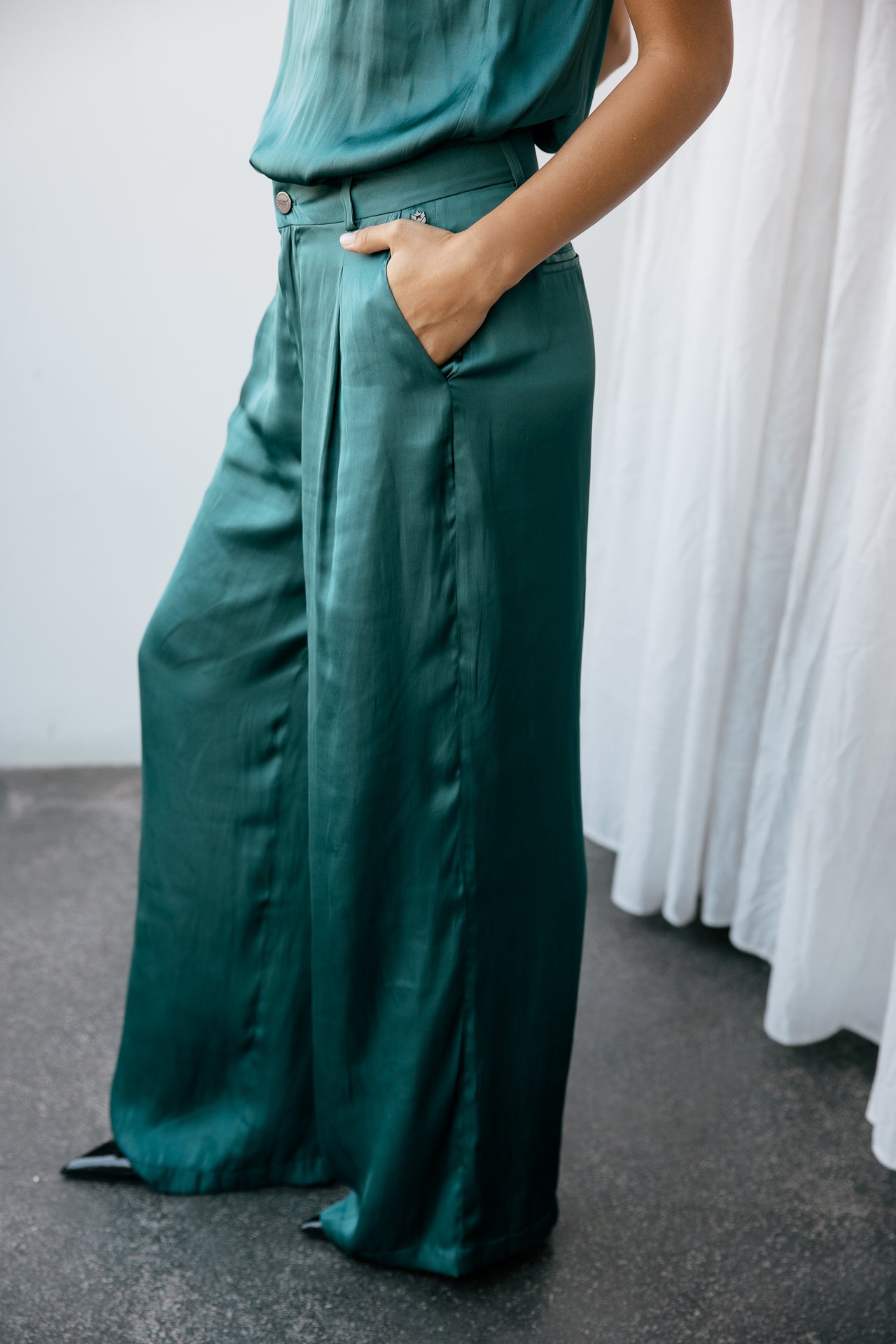

Pantalon large taille haute à l'aspect satiné  Femme Alison Nightly mediterranea | Freeman T. Porter