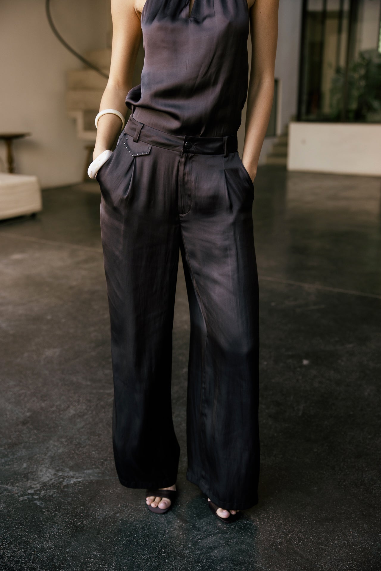   
            

Pantalon large taille haute à l'aspect satiné  Femme Alison Nightly chocolate torte | Freeman T. Porter
          