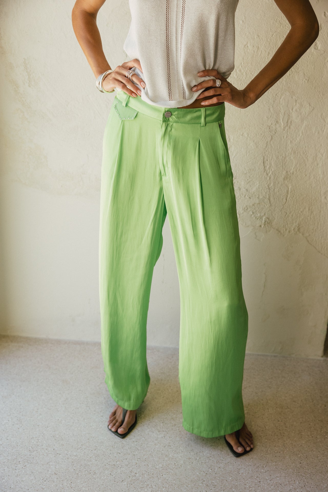   
            

Pantalon large taille haute à l'aspect satiné  Femme Alison Nightly bud green | Freeman T. Porter
          