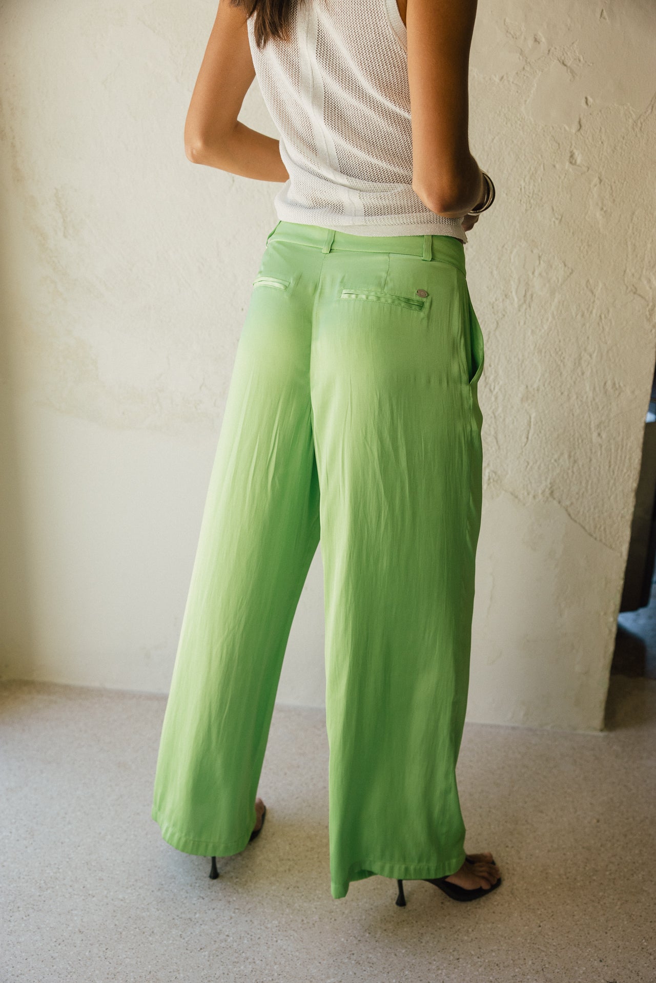 
              

Pantalon large taille haute à l'aspect satiné  Femme Alison Nightly bud green | Freeman T. Porter
            