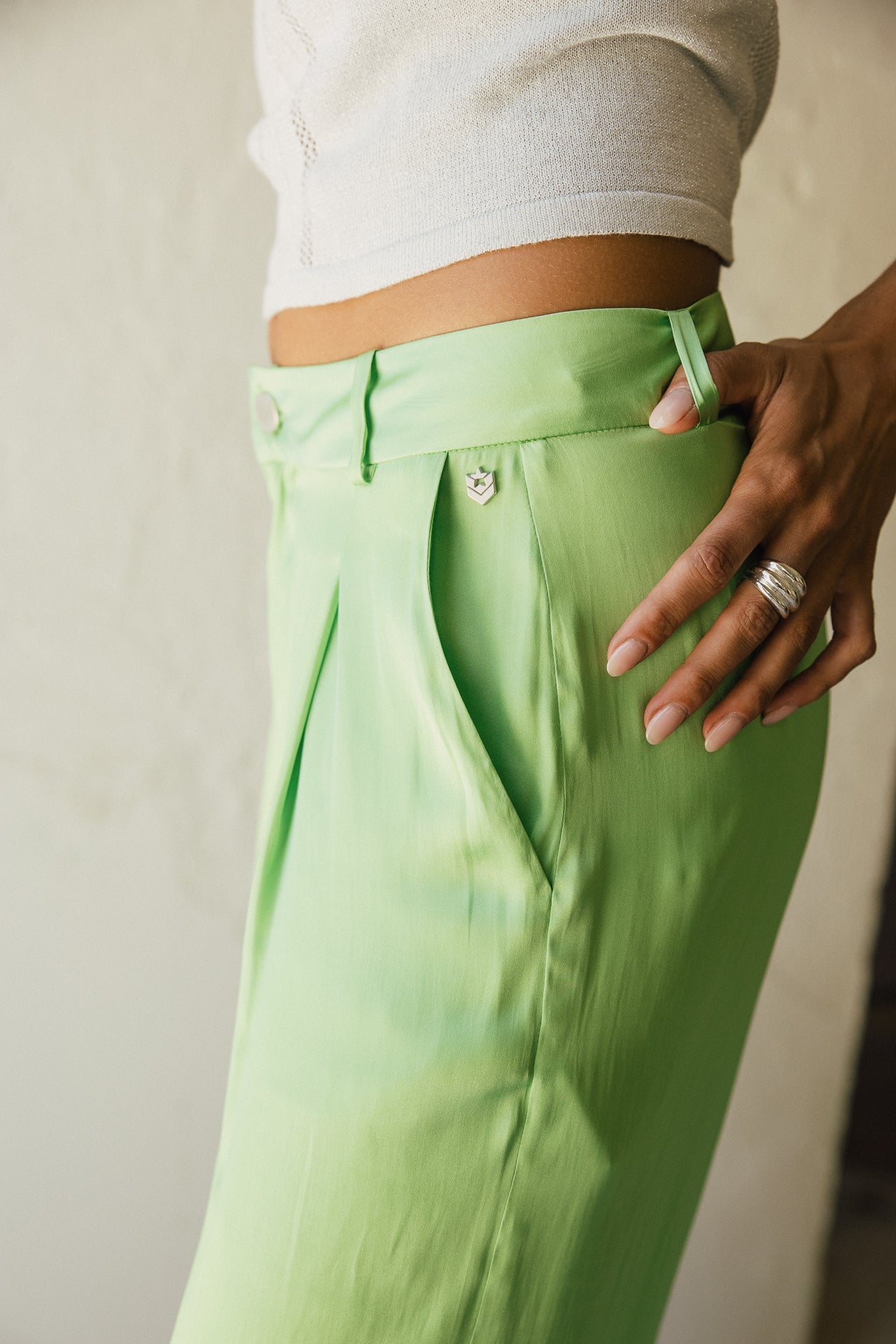 

Pantalon large taille haute à l'aspect satiné  Femme Alison Nightly bud green | Freeman T. Porter