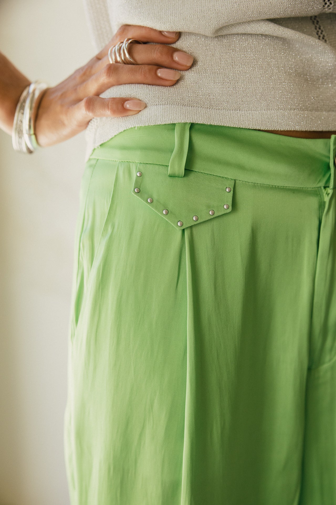 

Pantalon large taille haute à l'aspect satiné  Femme Alison Nightly bud green | Freeman T. Porter