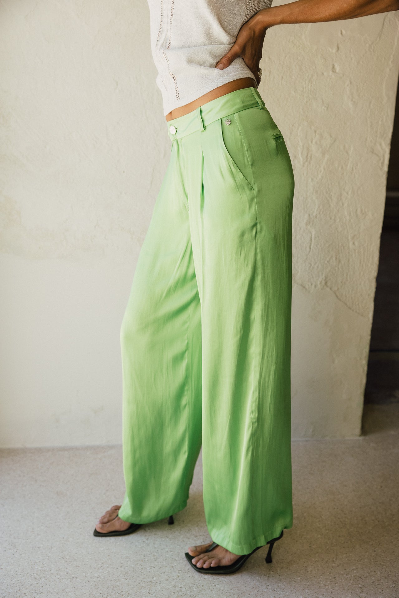 

Pantalon large taille haute à l'aspect satiné  Femme Alison Nightly bud green | Freeman T. Porter