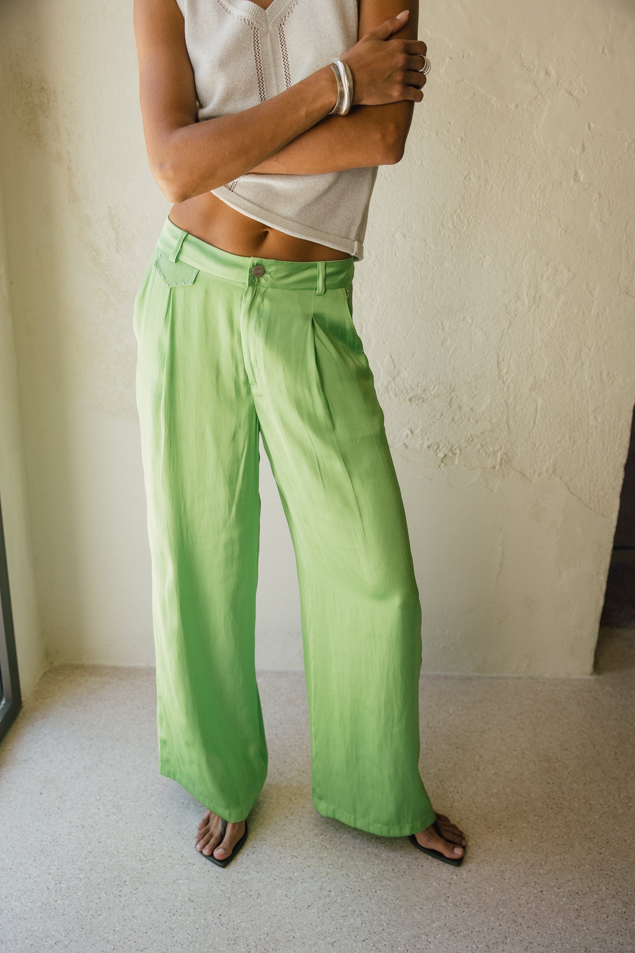 

Pantalon large taille haute à l'aspect satiné  Femme Alison Nightly bud green | Freeman T. Porter