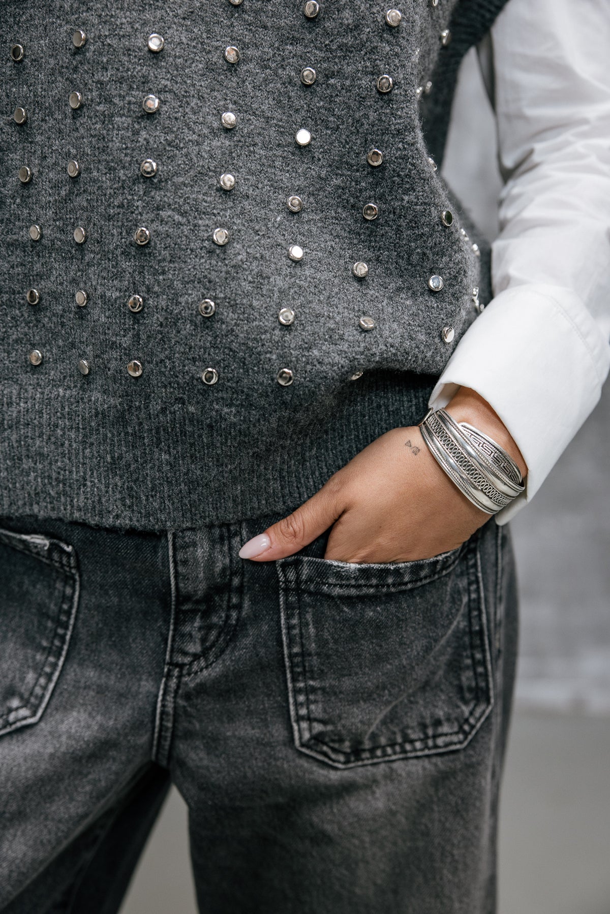 

Genieteter ärmelloser Pullover Damen Pray Studs medium grey | Freeman T. Porter