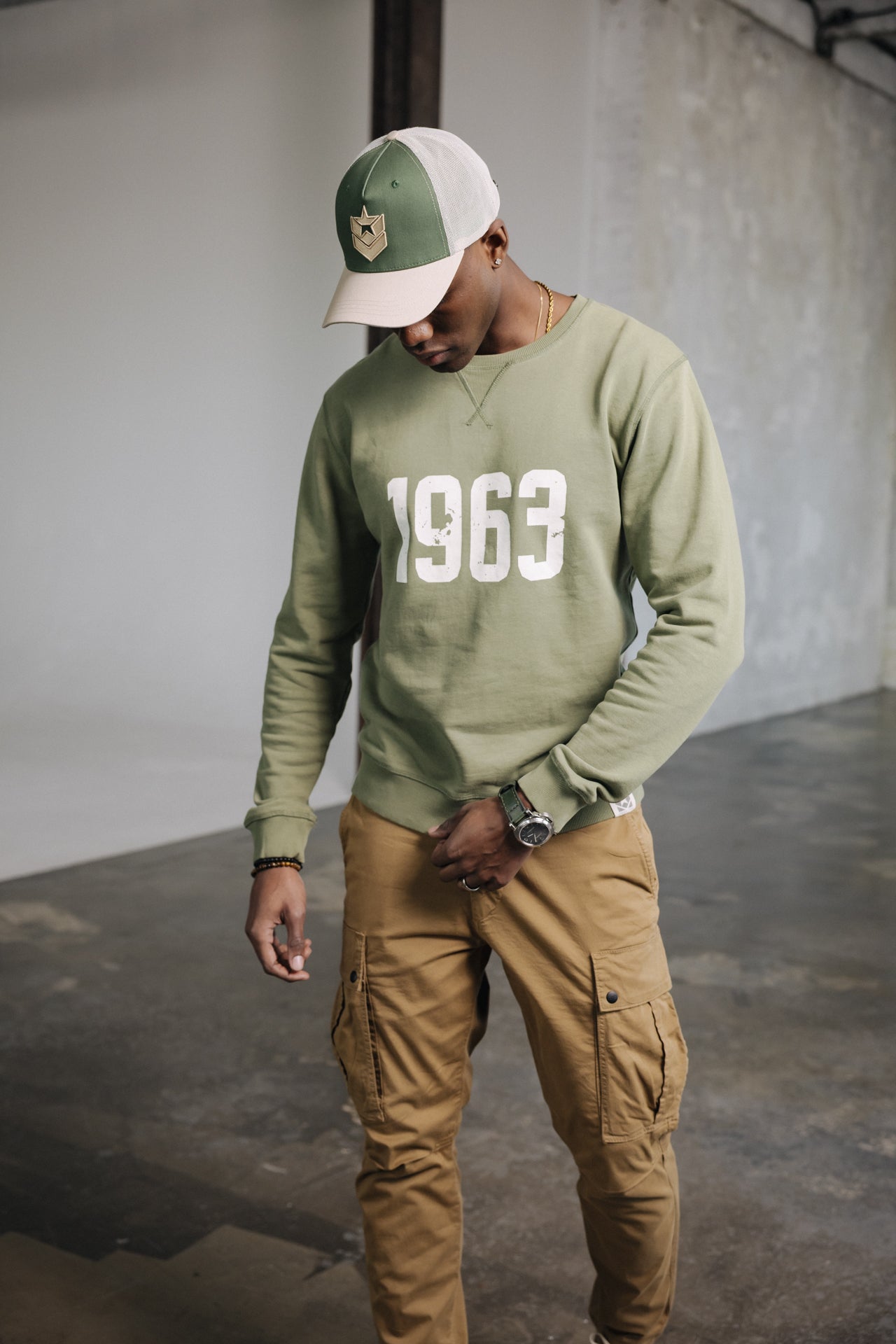 

Sweat col rond Homme Baton 1963 dusty olive | Freeman T. Porter