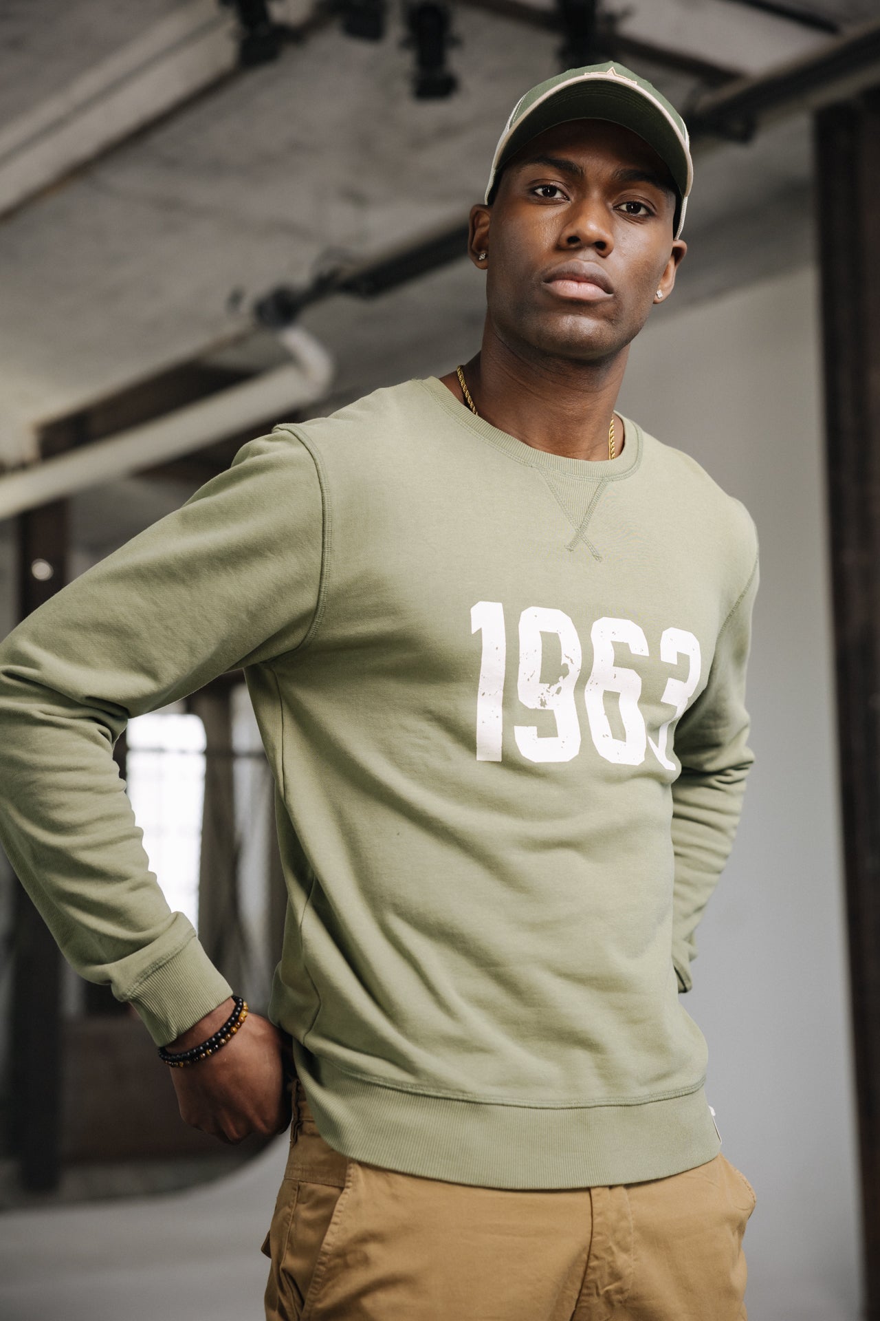 

Sweat col rond Homme Baton 1963 dusty olive | Freeman T. Porter