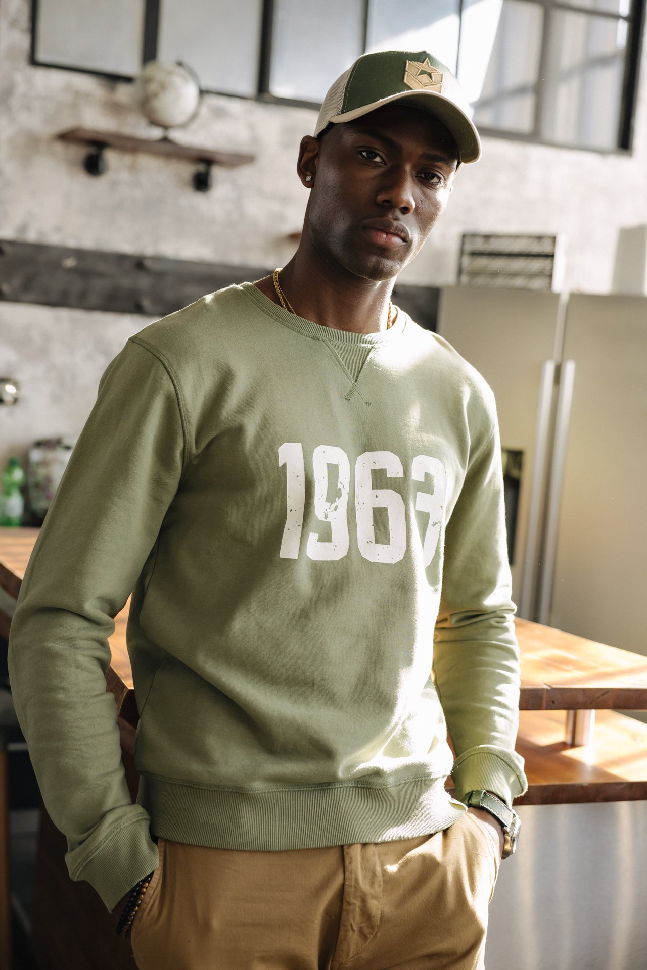 

Sweat col rond Homme Baton 1963 dusty olive | Freeman T. Porter